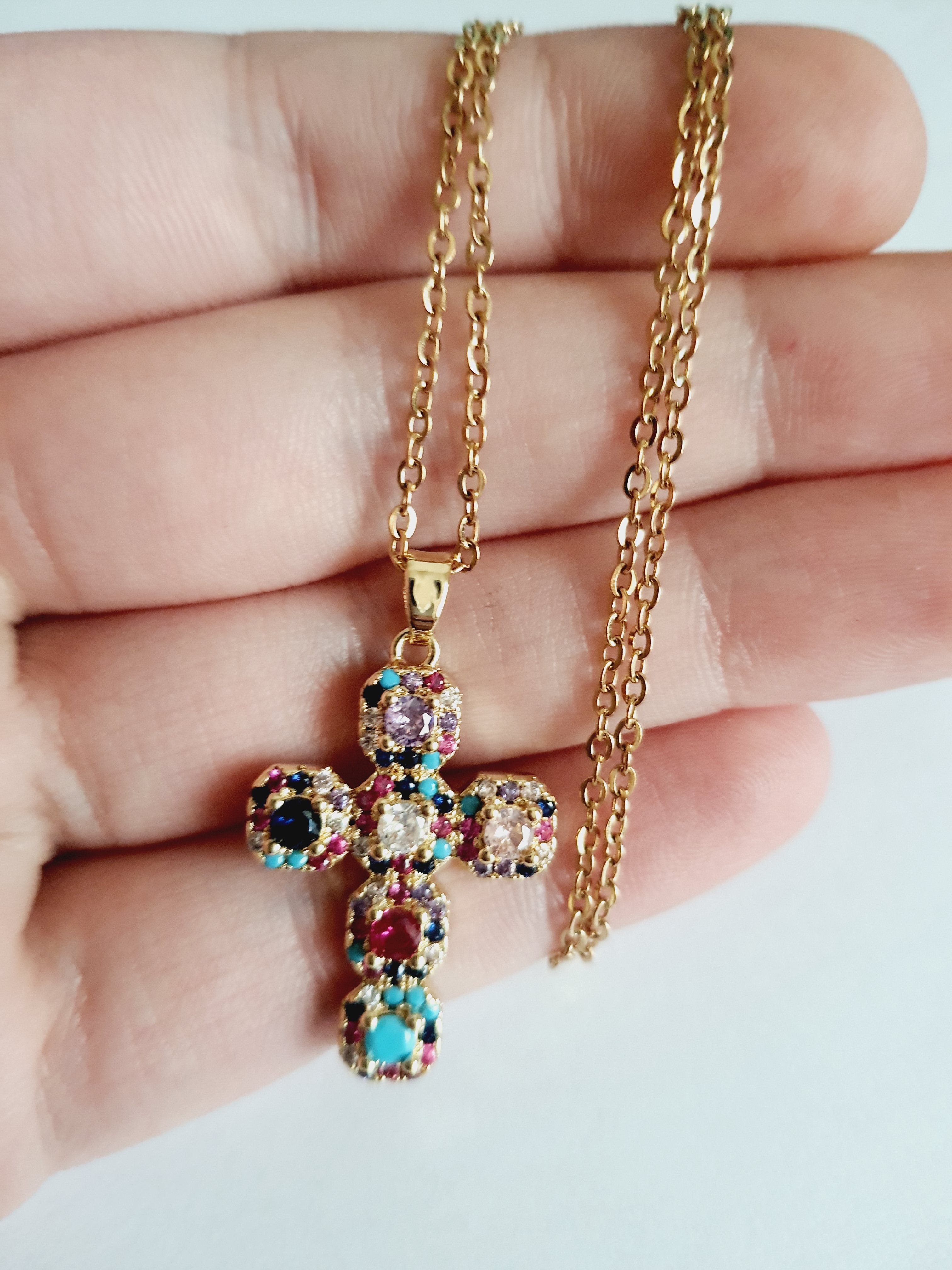 Złoty naszyjnik z krzyżem wysadzanym kolorowymi kamieniami – turkus, czerwień, fiolet, granat i biel, długość 50 cm, stal nierdzewna, RougeBizu.

