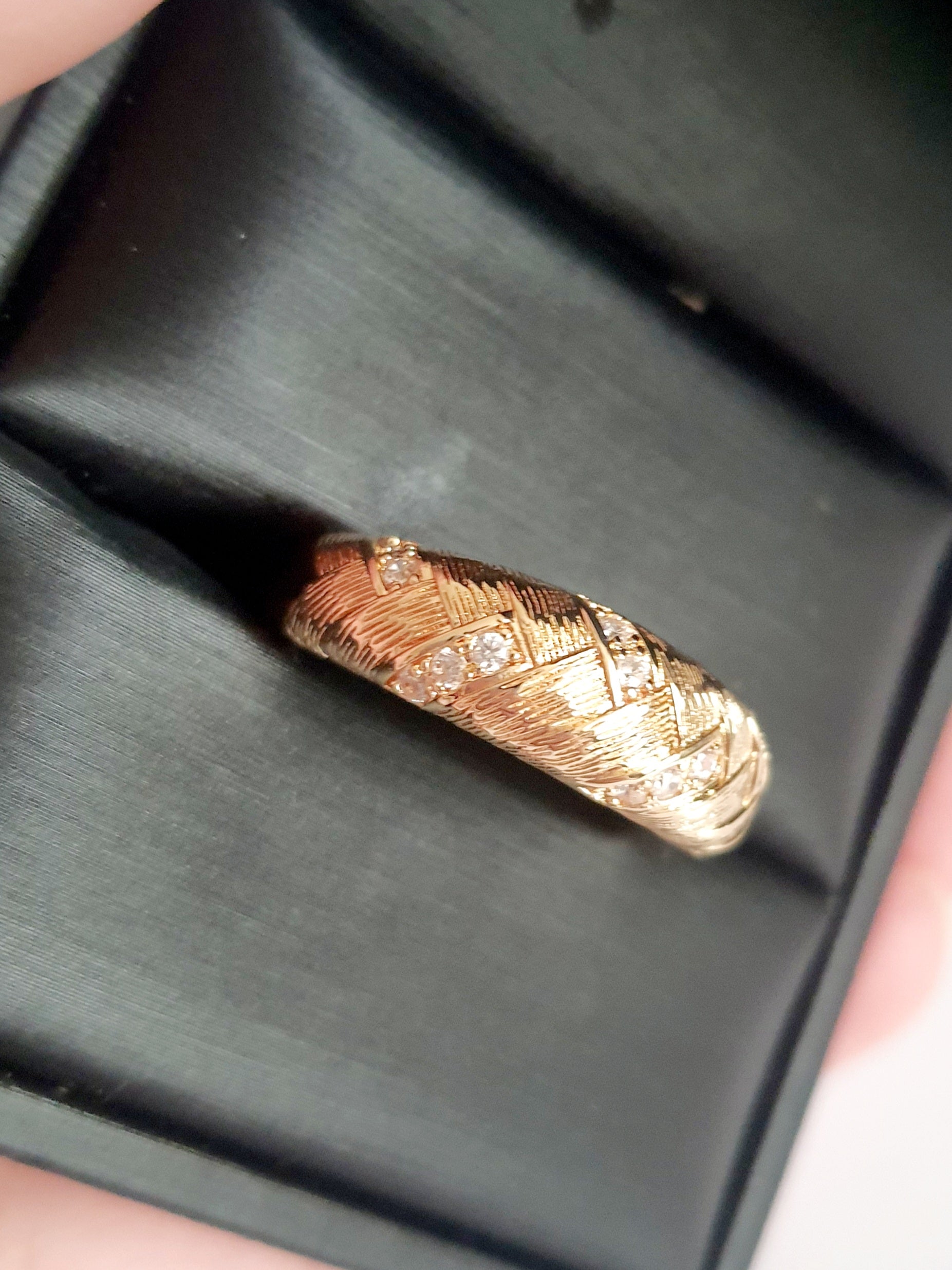 Pierścionek złoty z plecionym grawerem i przezroczystymi cyrkoniami, rozmiar 20 mm, stal nierdzewna, RougeBizu.

