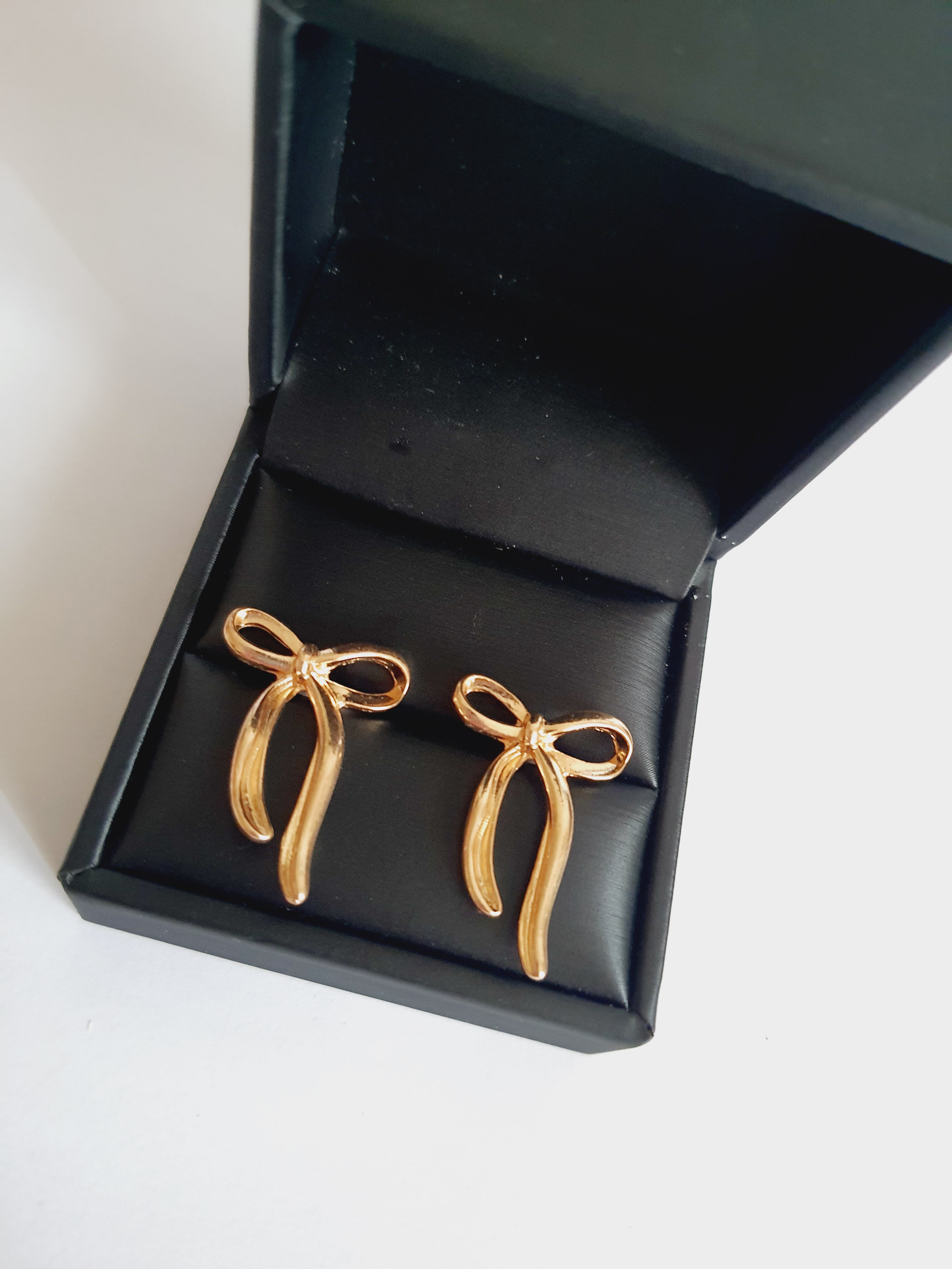 Złote kolczyki kokardki, stal nierdzewna, długość 4 cm, romantyczny styl retro. Rouge Bizu.