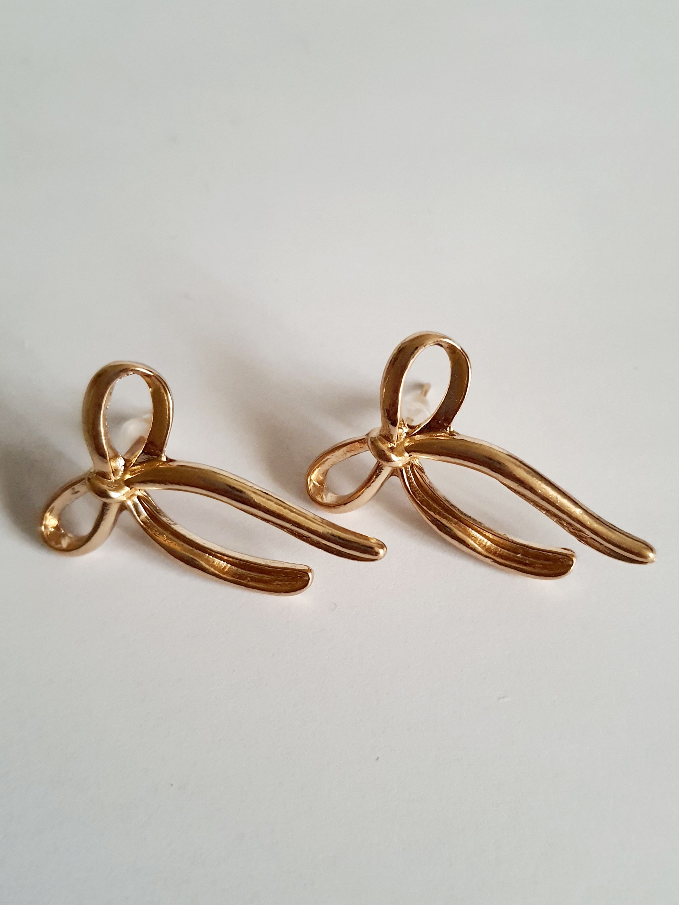 Złote kolczyki kokardki, stal nierdzewna, długość 4 cm, romantyczny styl retro. Rouge Bizu.