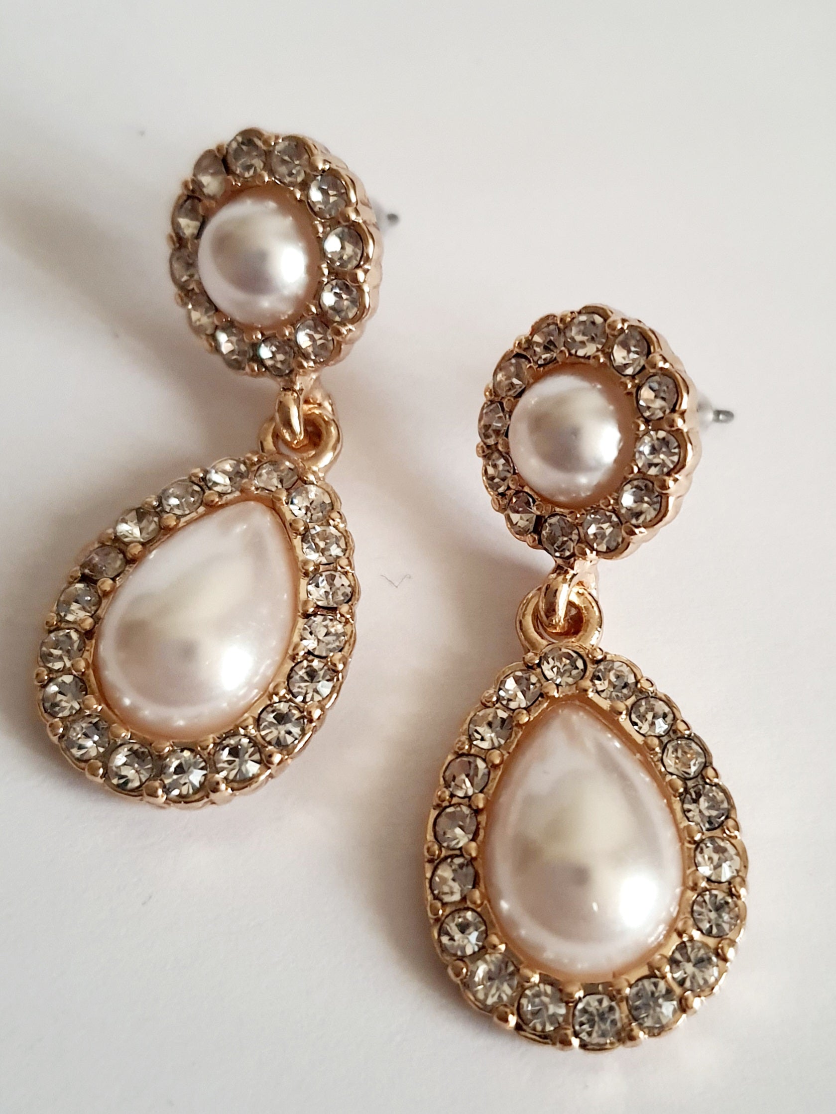 Kolczyki złote wiszące ze stali nierdzewnej z perłami syntetycznymi i cyrkoniami, długość 4 cm, styl glamour, elegancja i klasa. Rouge Bizu.