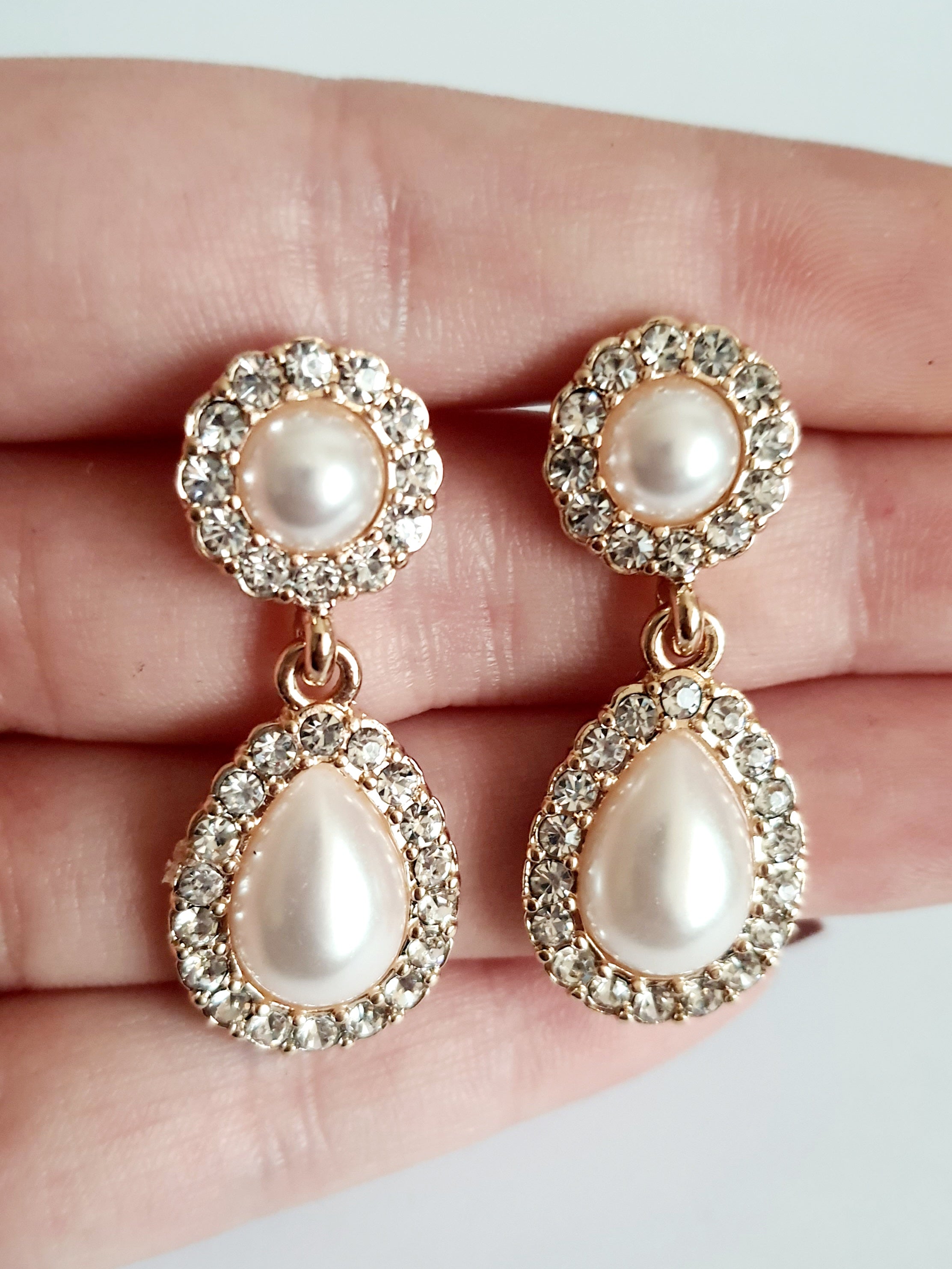 Kolczyki złote wiszące ze stali nierdzewnej z perłami syntetycznymi i cyrkoniami, długość 4 cm, styl glamour, elegancja i klasa. Rouge Bizu.