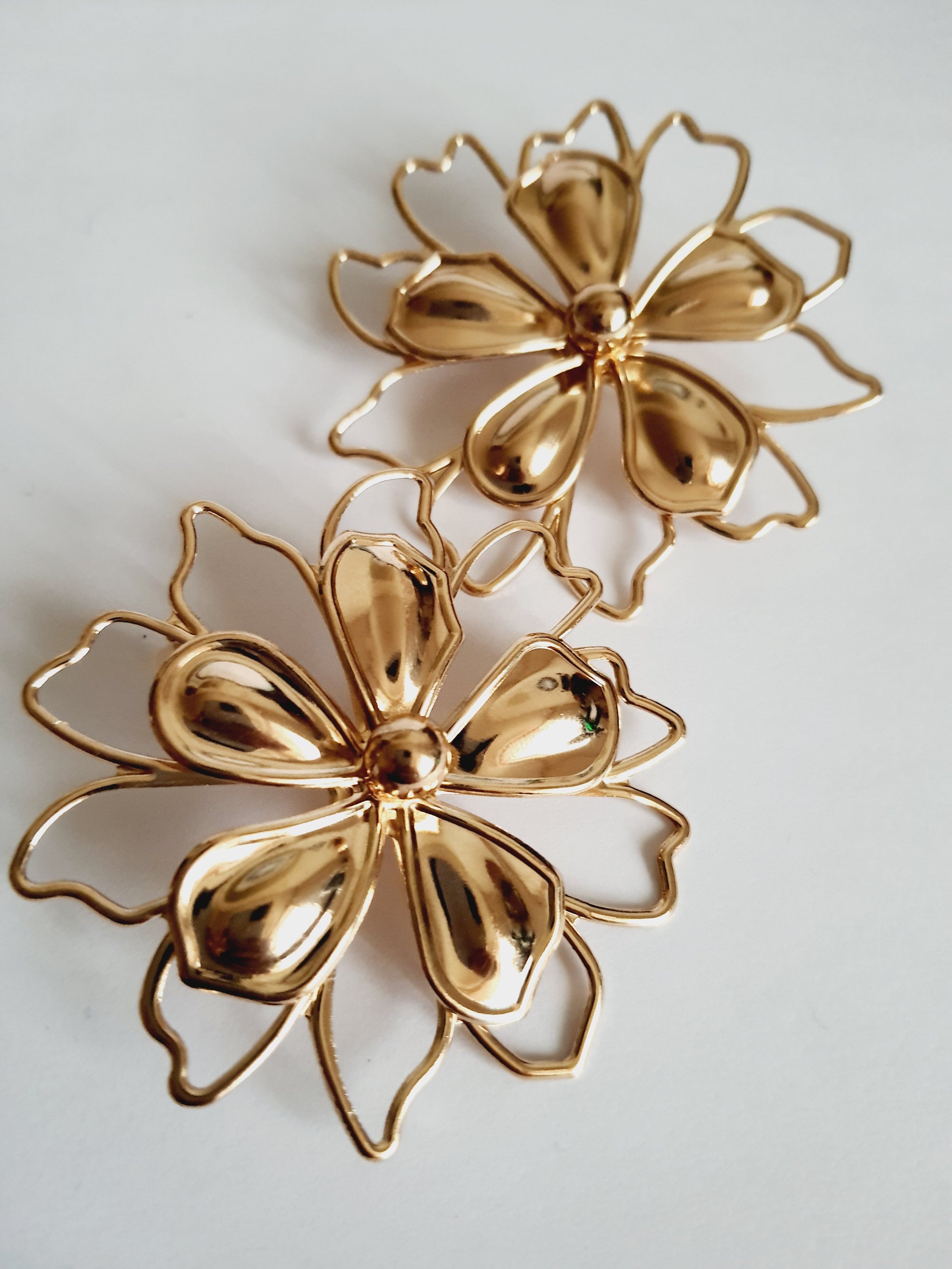 Złote kolczyki w kształcie dużych ażurowych kwiatów, wykonane ze stali nierdzewnej, średnica 6 cm, styl artystyczny, glamour i boho. Rouge Bizu.