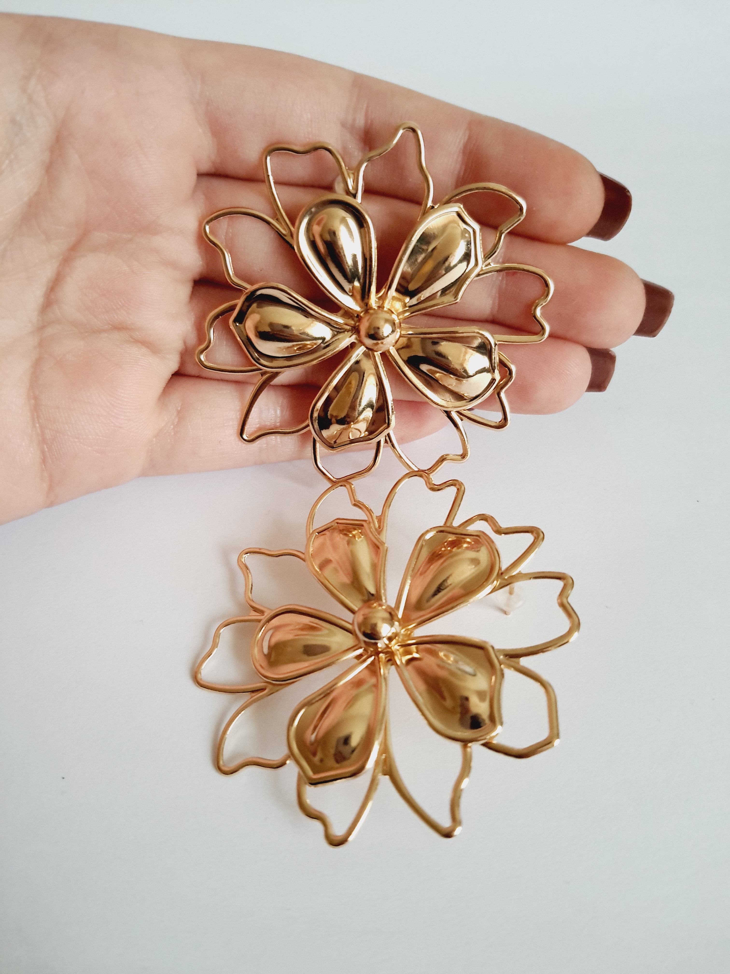 Złote kolczyki w kształcie dużych ażurowych kwiatów, wykonane ze stali nierdzewnej, średnica 6 cm, styl artystyczny, glamour i boho. Rouge Bizu.