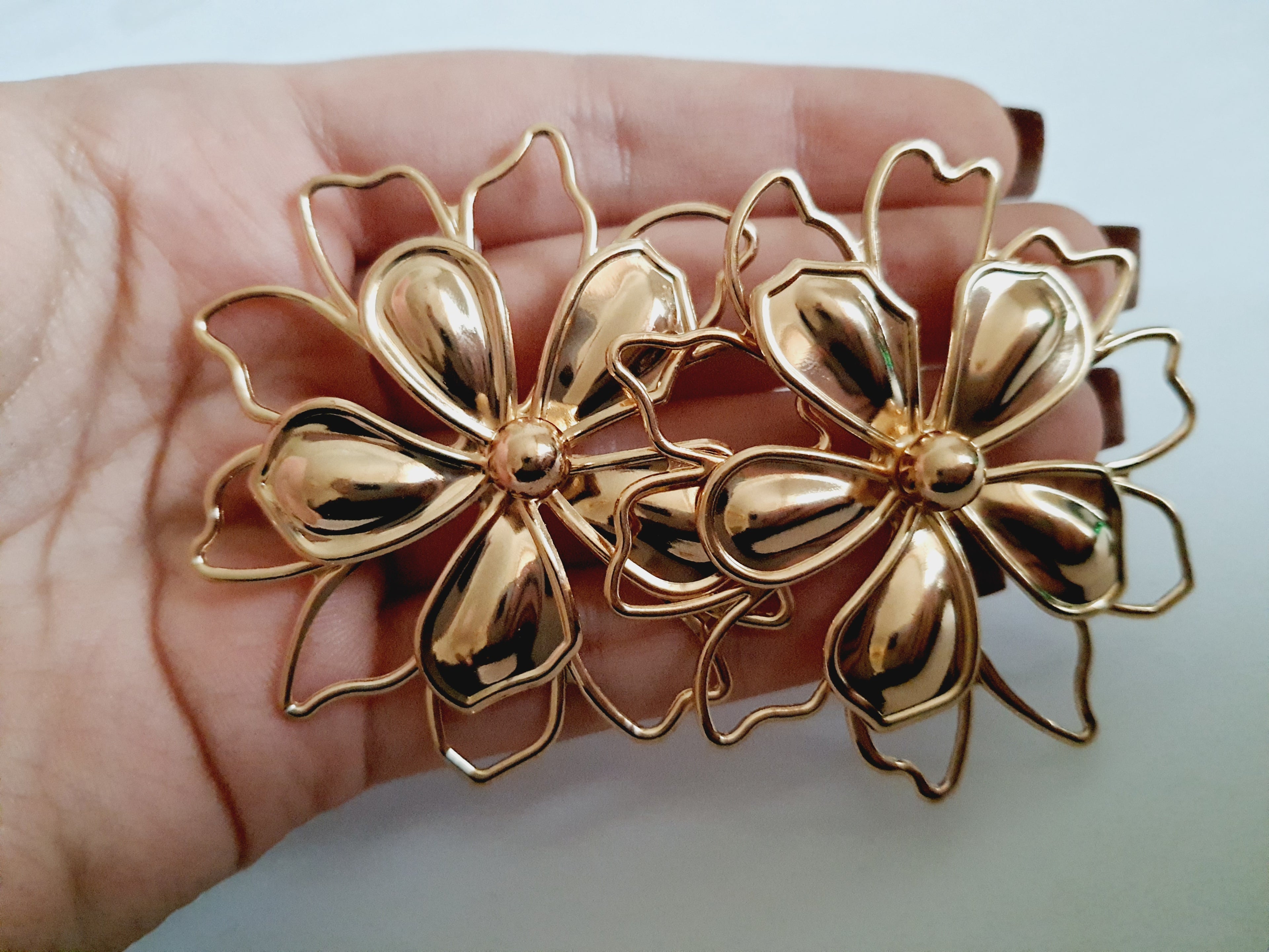 Złote kolczyki w kształcie dużych ażurowych kwiatów, wykonane ze stali nierdzewnej, średnica 6 cm, styl artystyczny, glamour i boho. Rouge Bizu.