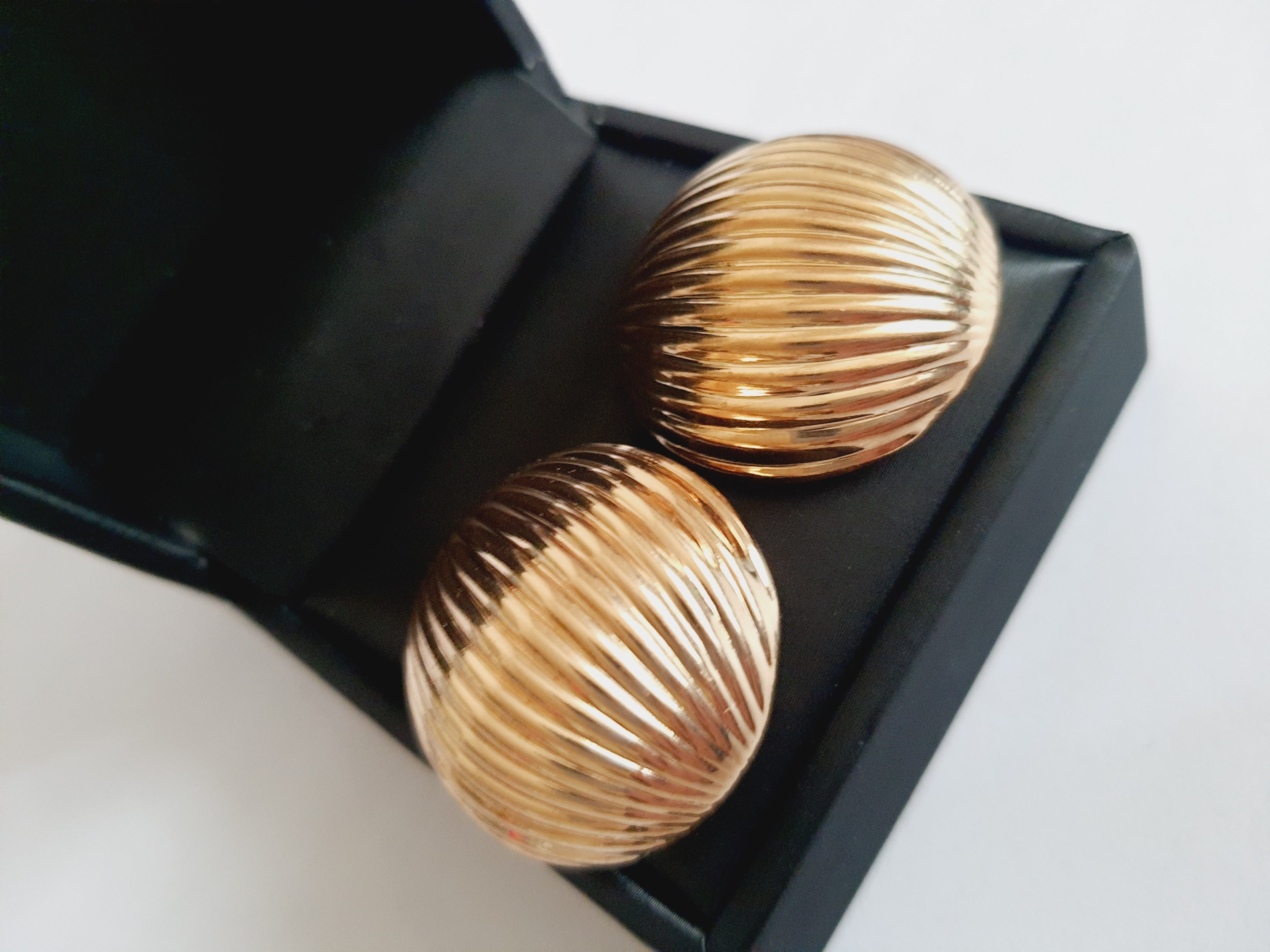 Złote kolczyki retro na wkrętki ze stali nierdzewnej, żłobiona powierzchnia w stylu vintage, średnica 3 cm. Rouge Bizu.