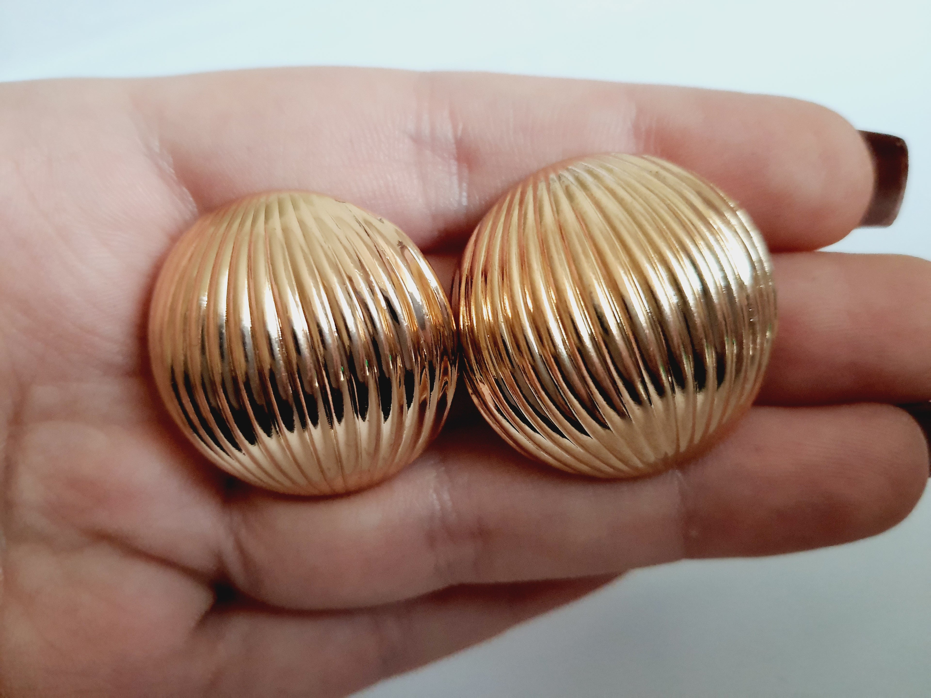 Złote kolczyki retro na wkrętki ze stali nierdzewnej, żłobiona powierzchnia w stylu vintage, średnica 3 cm. Rouge Bizu.