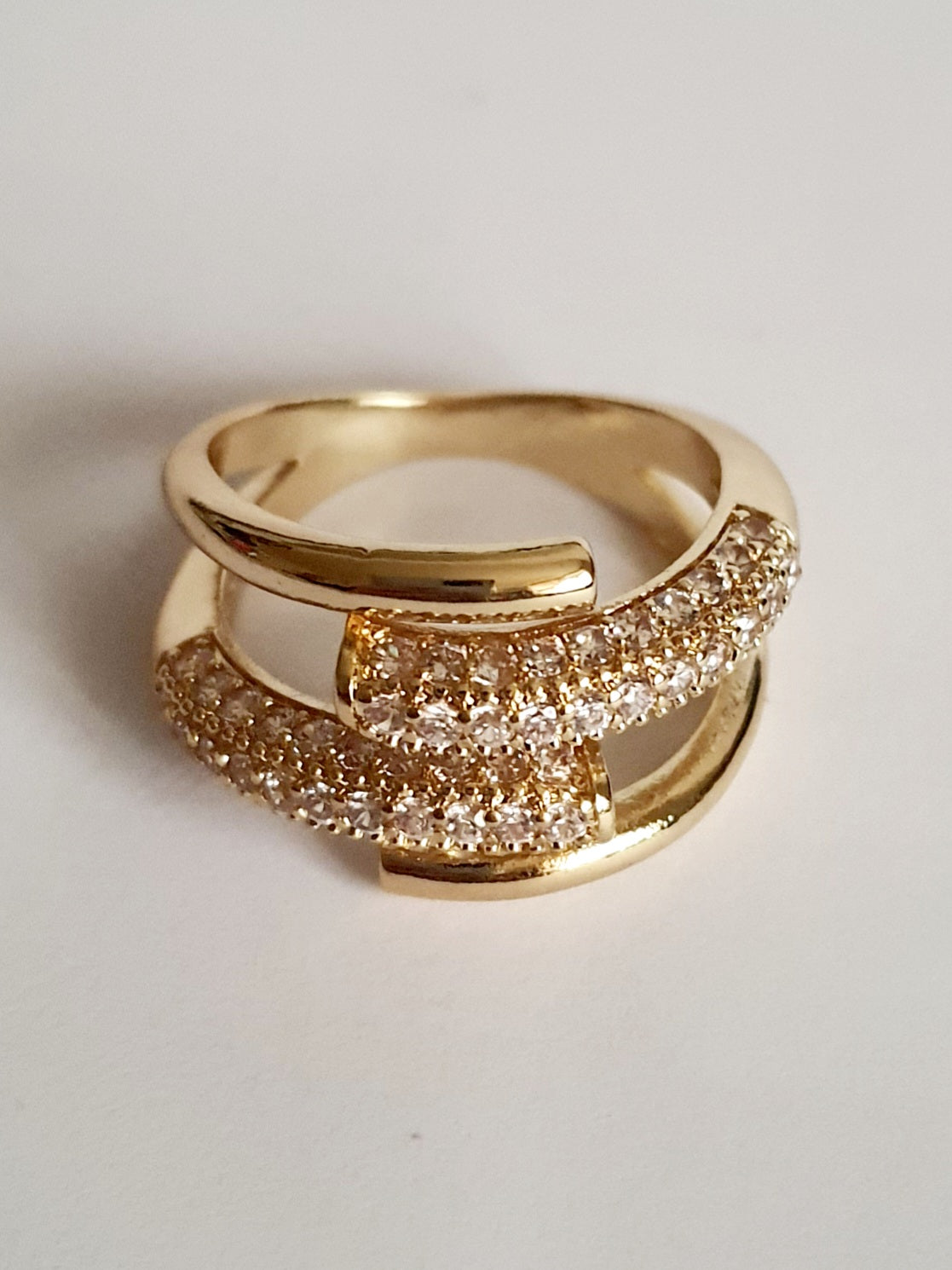 Złoty pierścionek ze stali nierdzewnej z misternym zdobieniem z cyrkonii, elegancki i kobiecy, rozmiar 16 mm, styl glamour i klasyczny. Rouge Bizu.