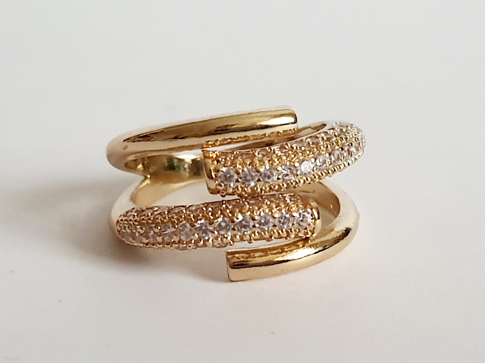 Złoty pierścionek ze stali nierdzewnej z misternym zdobieniem z cyrkonii, elegancki i kobiecy, rozmiar 16 mm, styl glamour i klasyczny. Rouge Bizu.