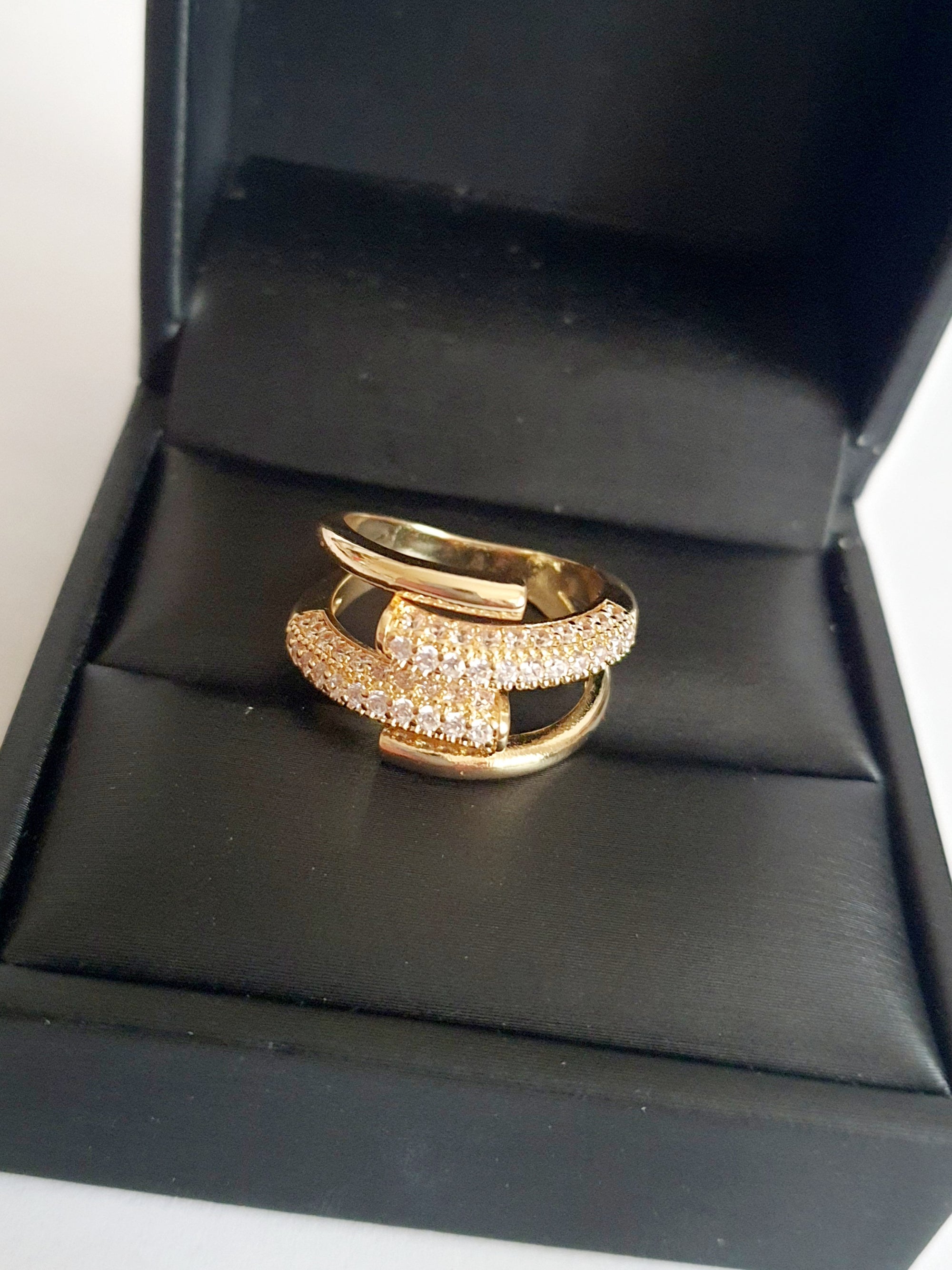 Złoty pierścionek ze stali nierdzewnej z misternym zdobieniem z cyrkonii, elegancki i kobiecy, rozmiar 16 mm, styl glamour i klasyczny. Rouge Bizu.