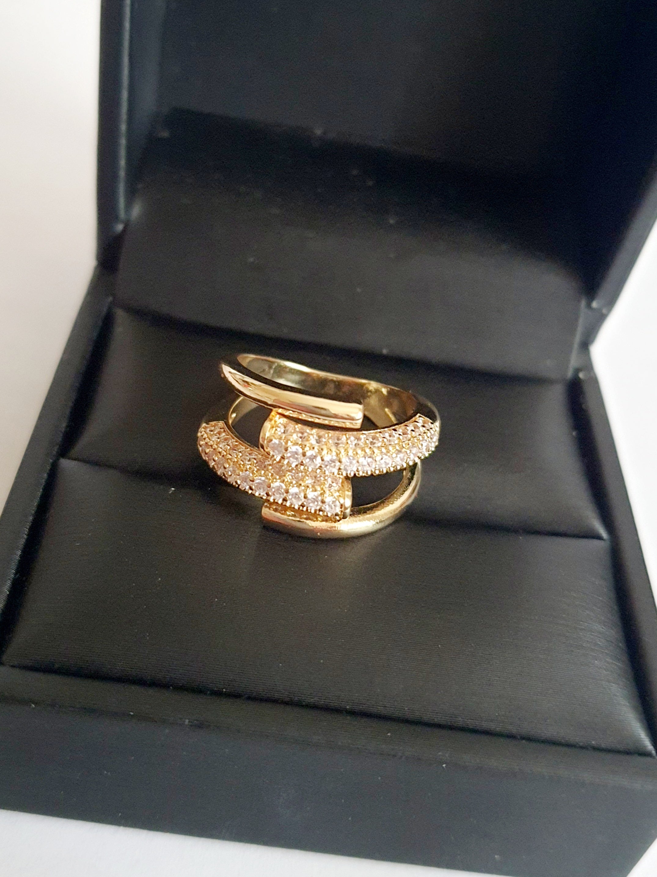 Złoty pierścionek ze stali nierdzewnej z misternym zdobieniem z cyrkonii, elegancki i kobiecy, rozmiar 16 mm, styl glamour i klasyczny. Rouge Bizu.