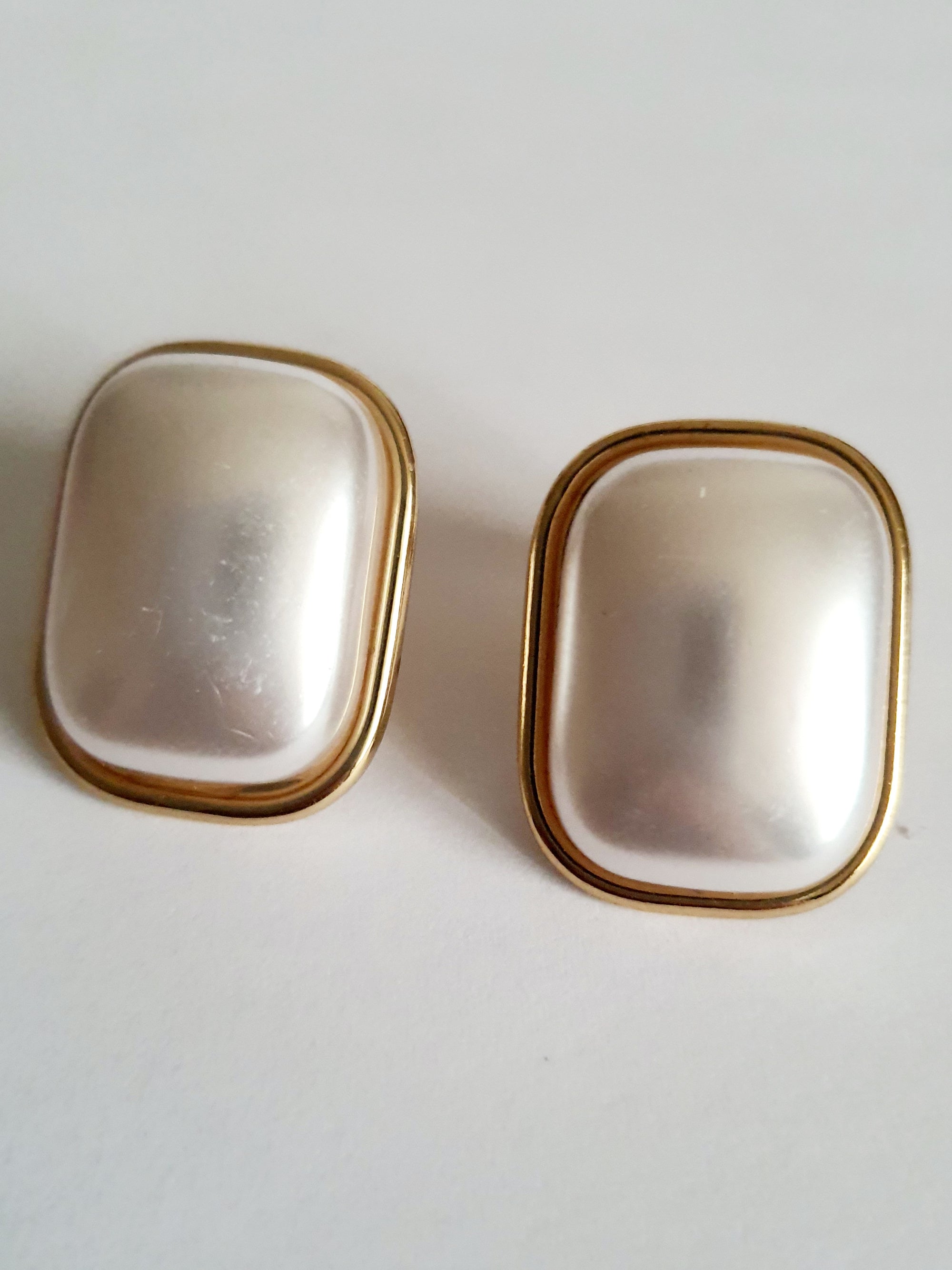 Złote kolczyki retro prostokątne z perłą, stal nierdzewna, długość 3 cm, styl vintage. Rouge Bizu.