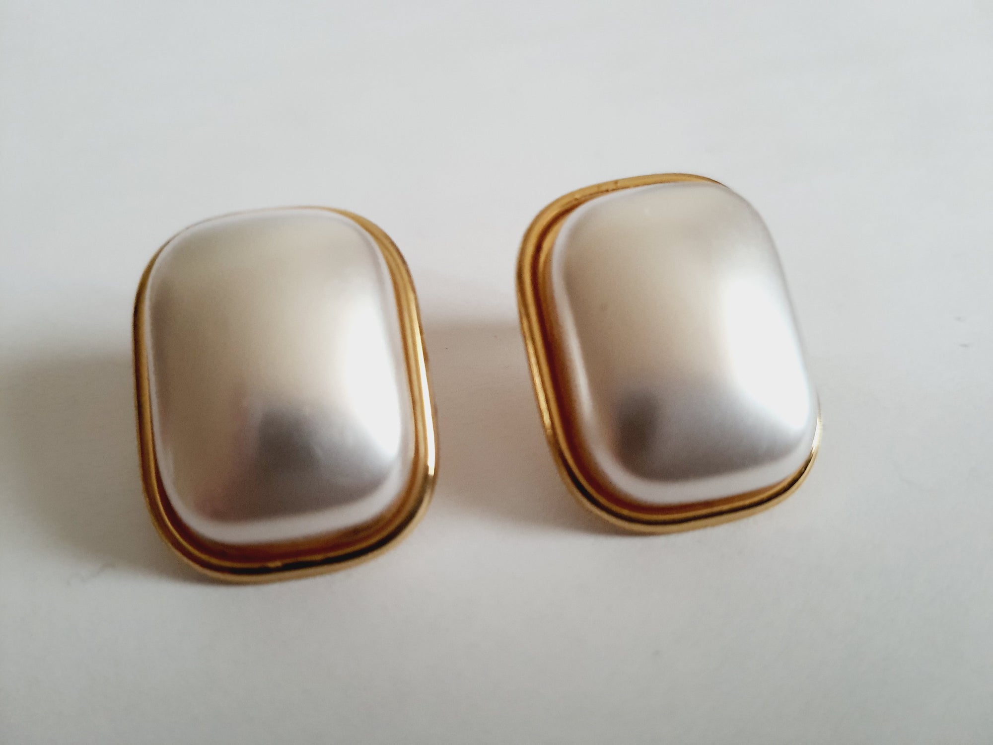 Złote kolczyki retro prostokątne z perłą, stal nierdzewna, długość 3 cm, styl vintage. Rouge Bizu.
