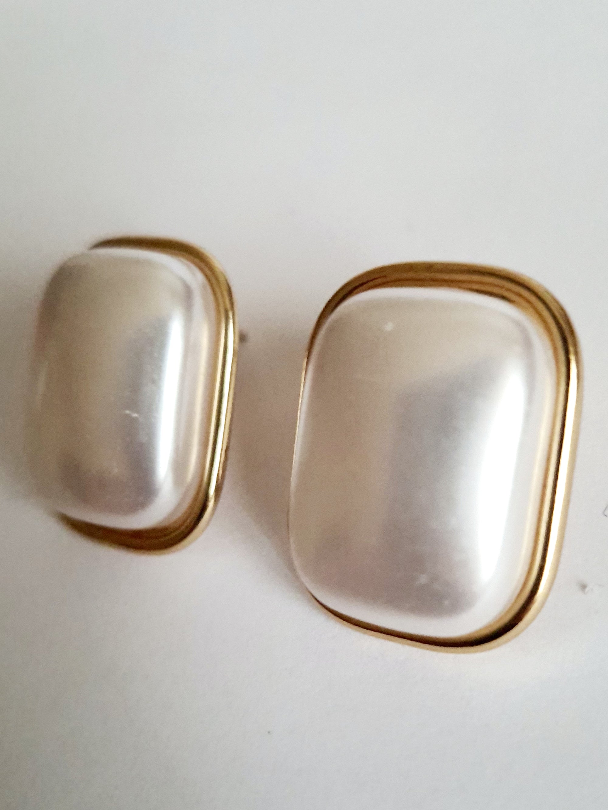 Złote kolczyki retro prostokątne z perłą, stal nierdzewna, długość 3 cm, styl vintage. Rouge Bizu.