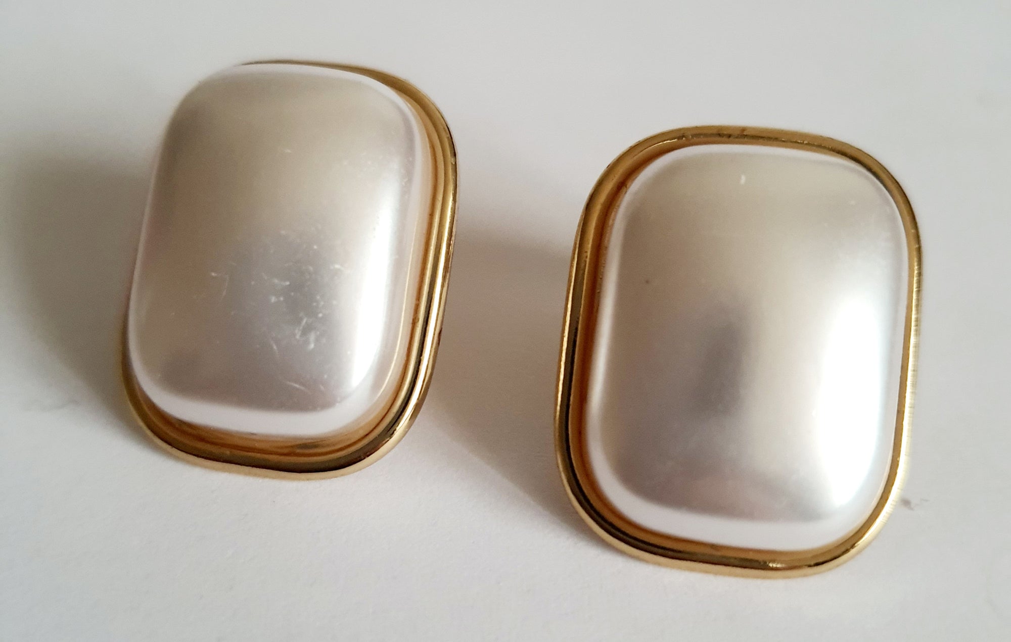 Złote kolczyki retro prostokątne z perłą, stal nierdzewna, długość 3 cm, styl vintage. Rouge Bizu.