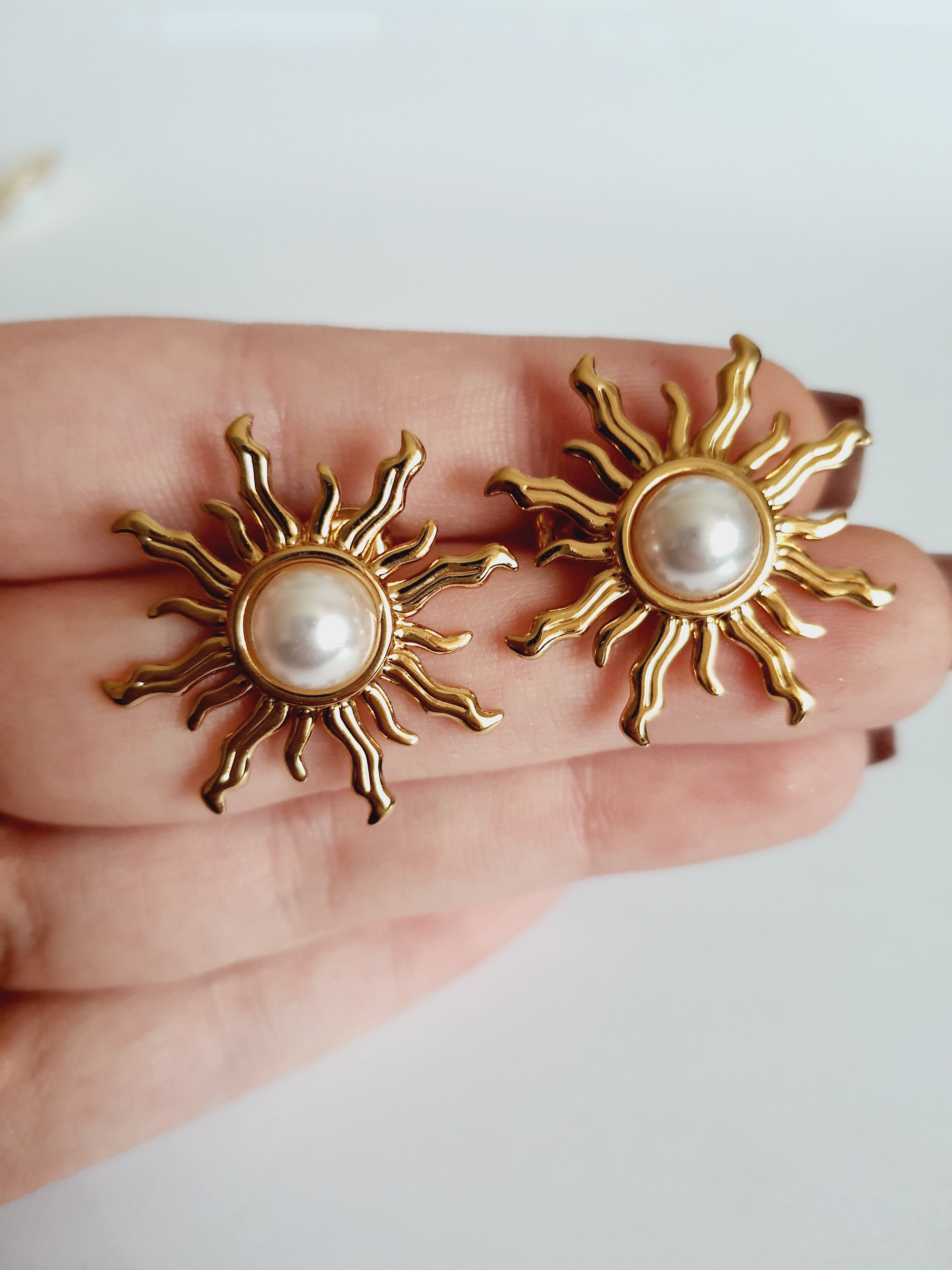 Złote kolczyki ze stali nierdzewnej w kształcie słońca z perłowym środkiem, średnica 3 cm, styl artystyczny i glamour. Rouge Bizu.