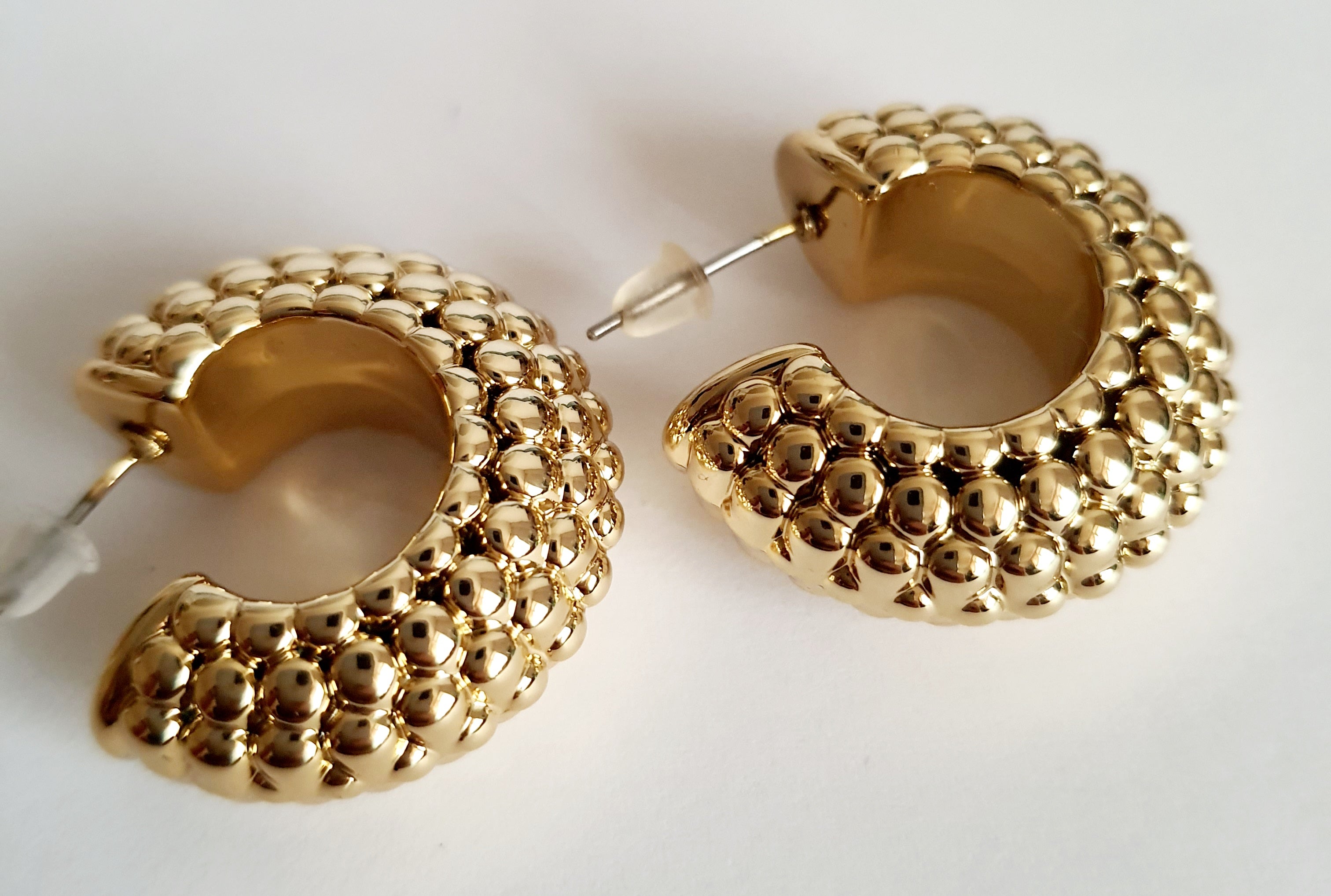 Złote kolczyki koła z fakturą kuleczek, stal nierdzewna, średnica 4 cm, styl glamour. Rouge Bizu.