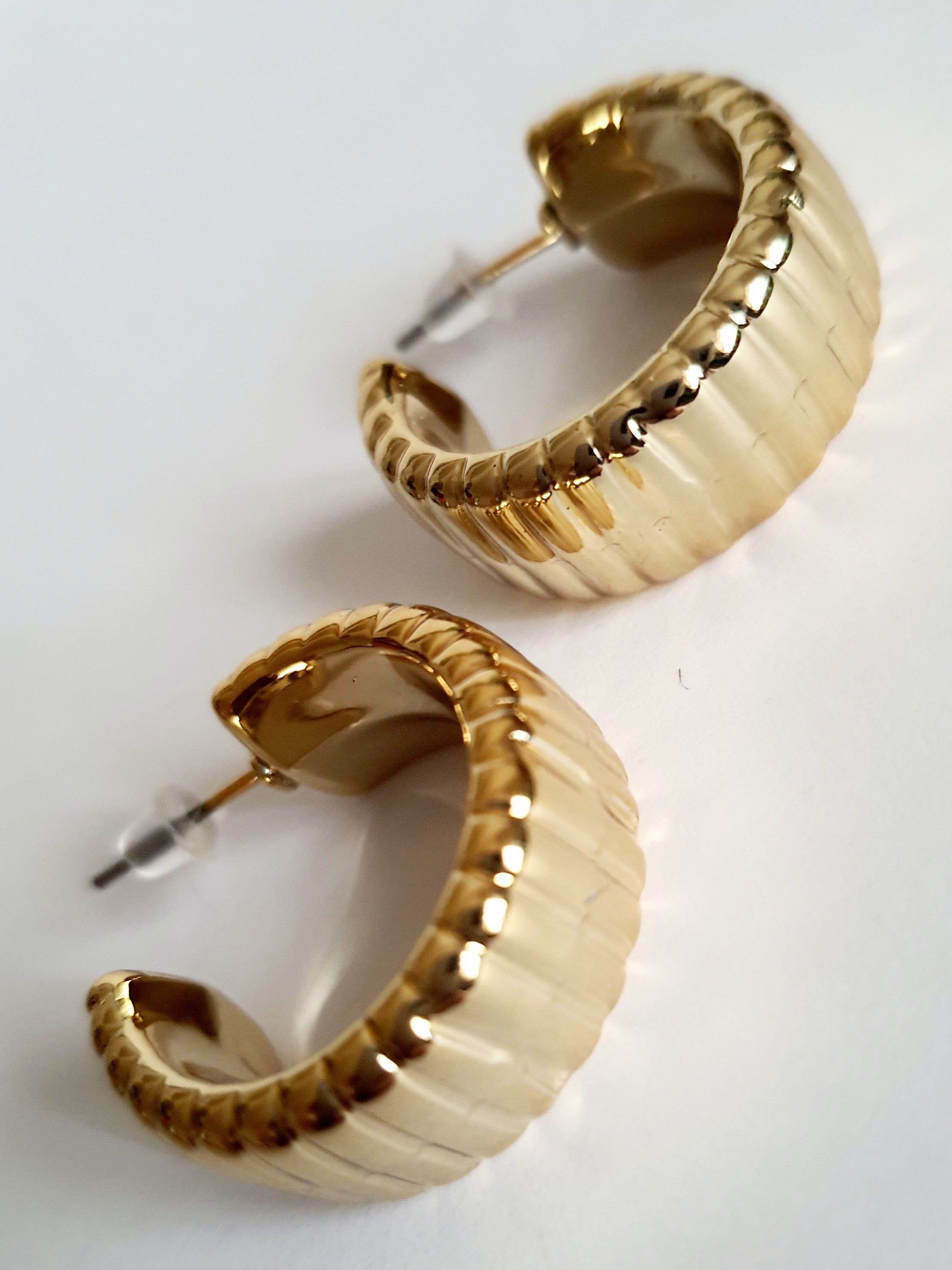 Złote kolczyki koła ryflowane, stal nierdzewna, średnica 4 cm, eleganckie i klasyczne. Rouge Bizu.