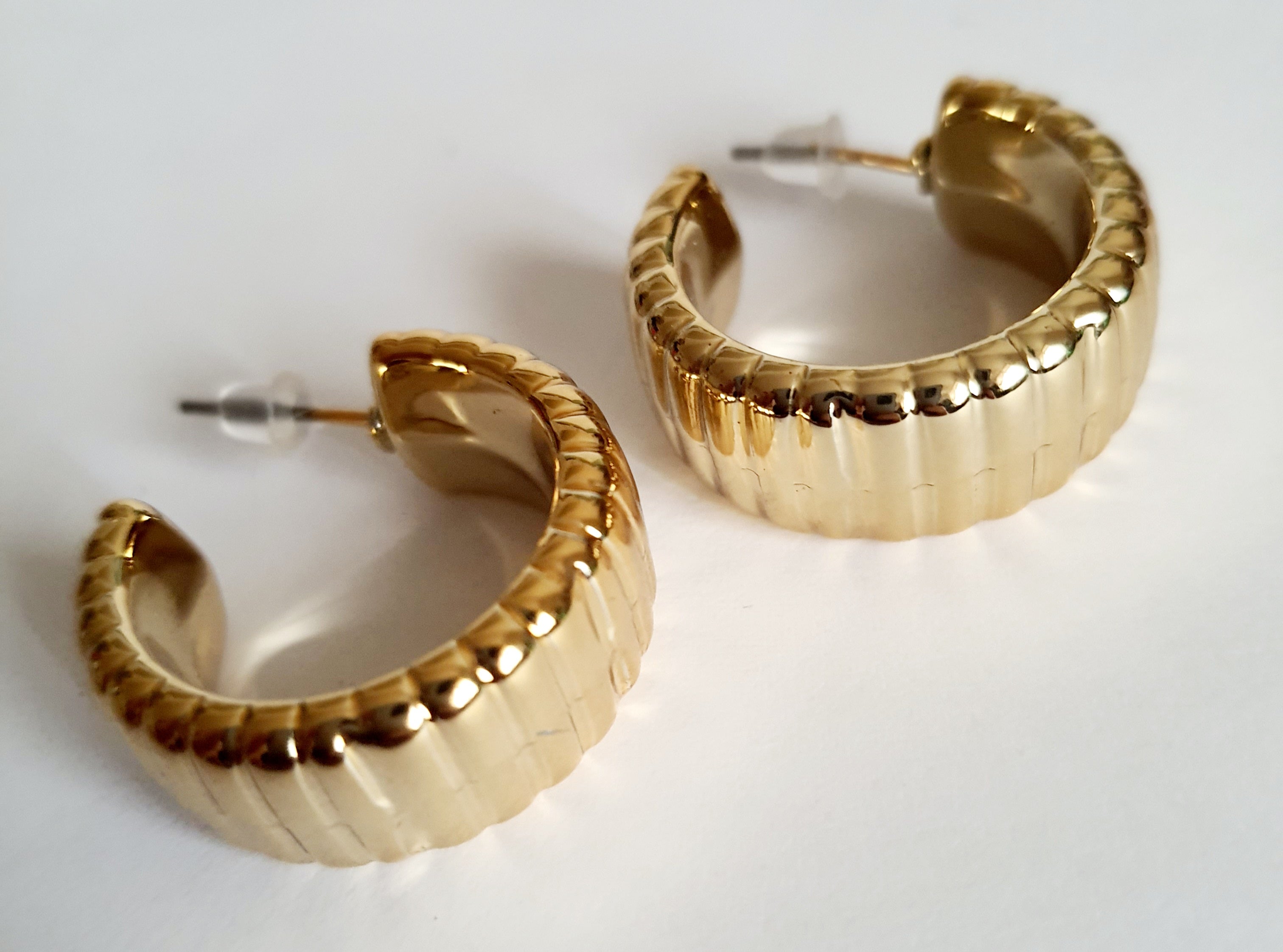 Złote kolczyki koła ryflowane, stal nierdzewna, średnica 4 cm, eleganckie i klasyczne. Rouge Bizu.