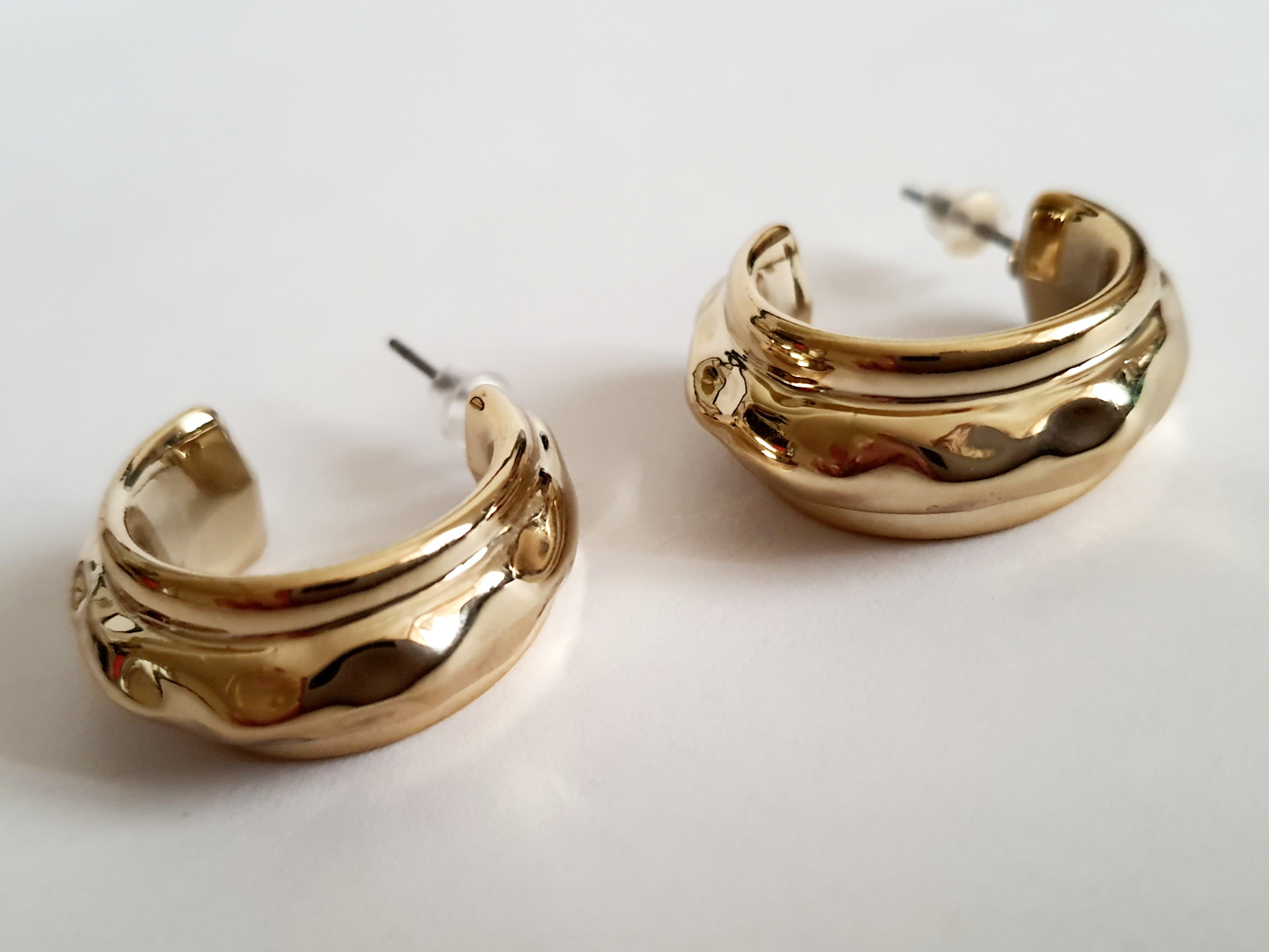 Złote kolczyki koła falowane, stal nierdzewna, średnica 4 cm, eleganckie i nowoczesne. Rouge Bizu.