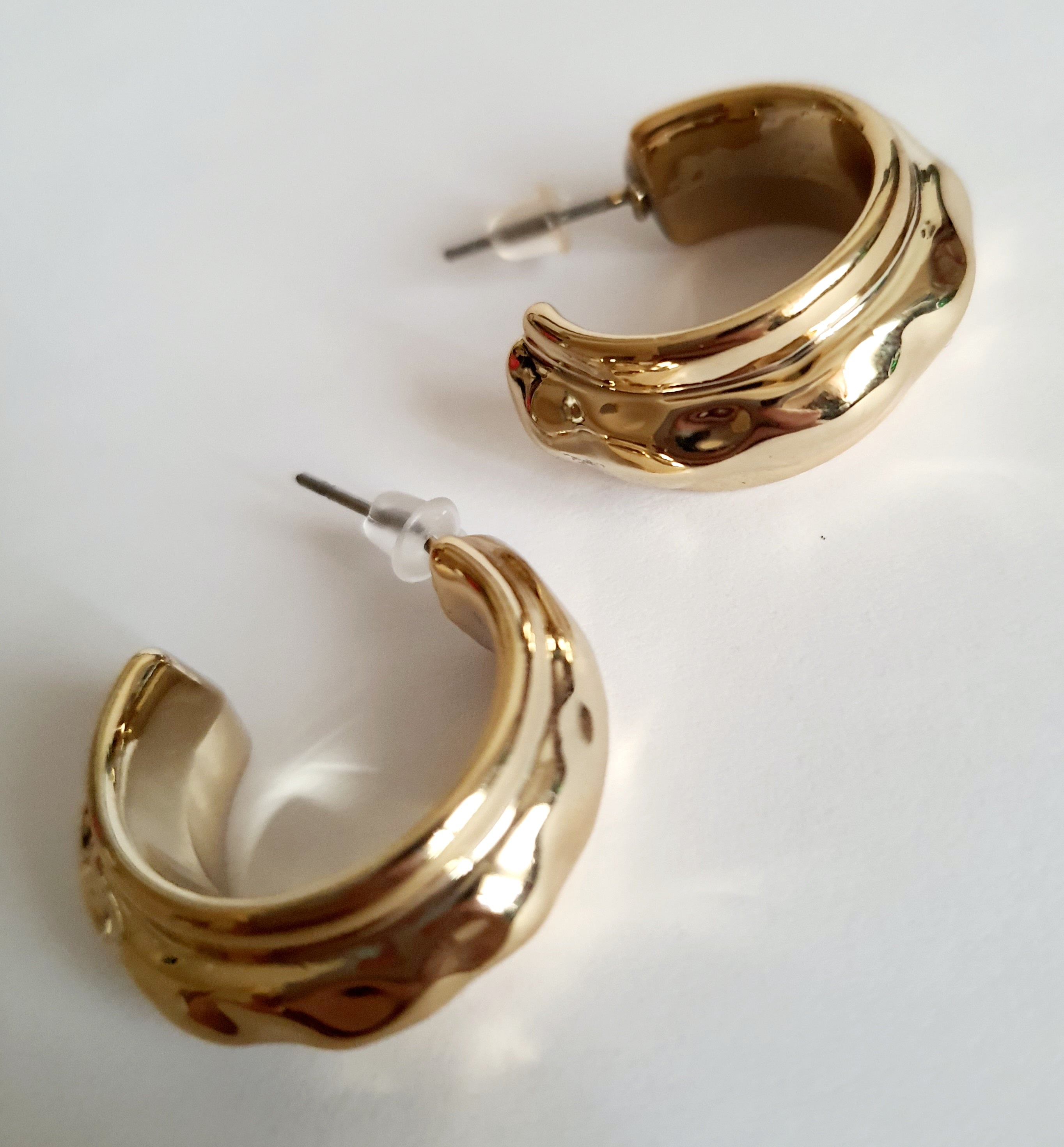 Złote kolczyki koła falowane, stal nierdzewna, średnica 4 cm, eleganckie i nowoczesne. Rouge Bizu.