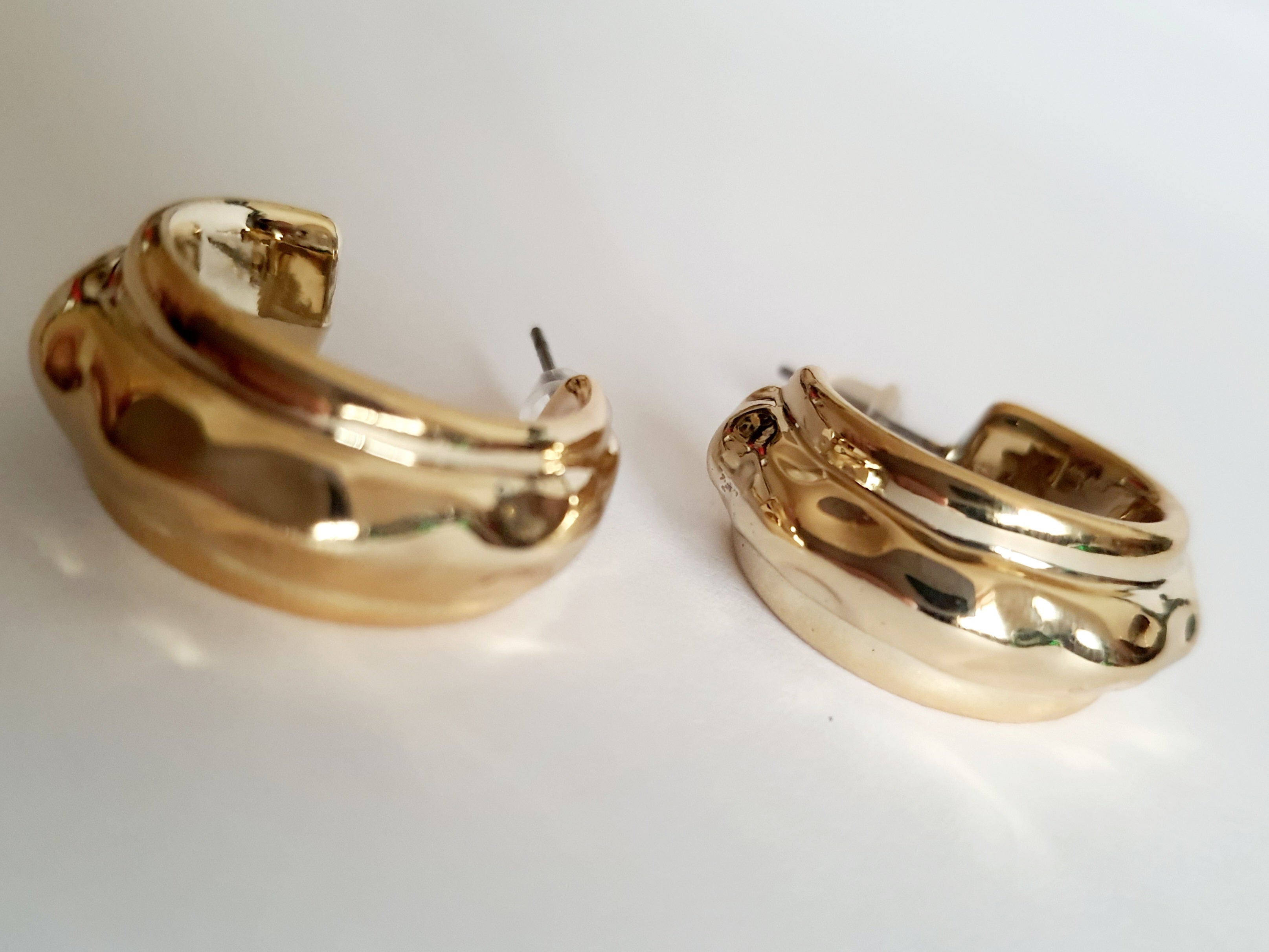 Złote kolczyki koła falowane, stal nierdzewna, średnica 4 cm, eleganckie i nowoczesne. Rouge Bizu.