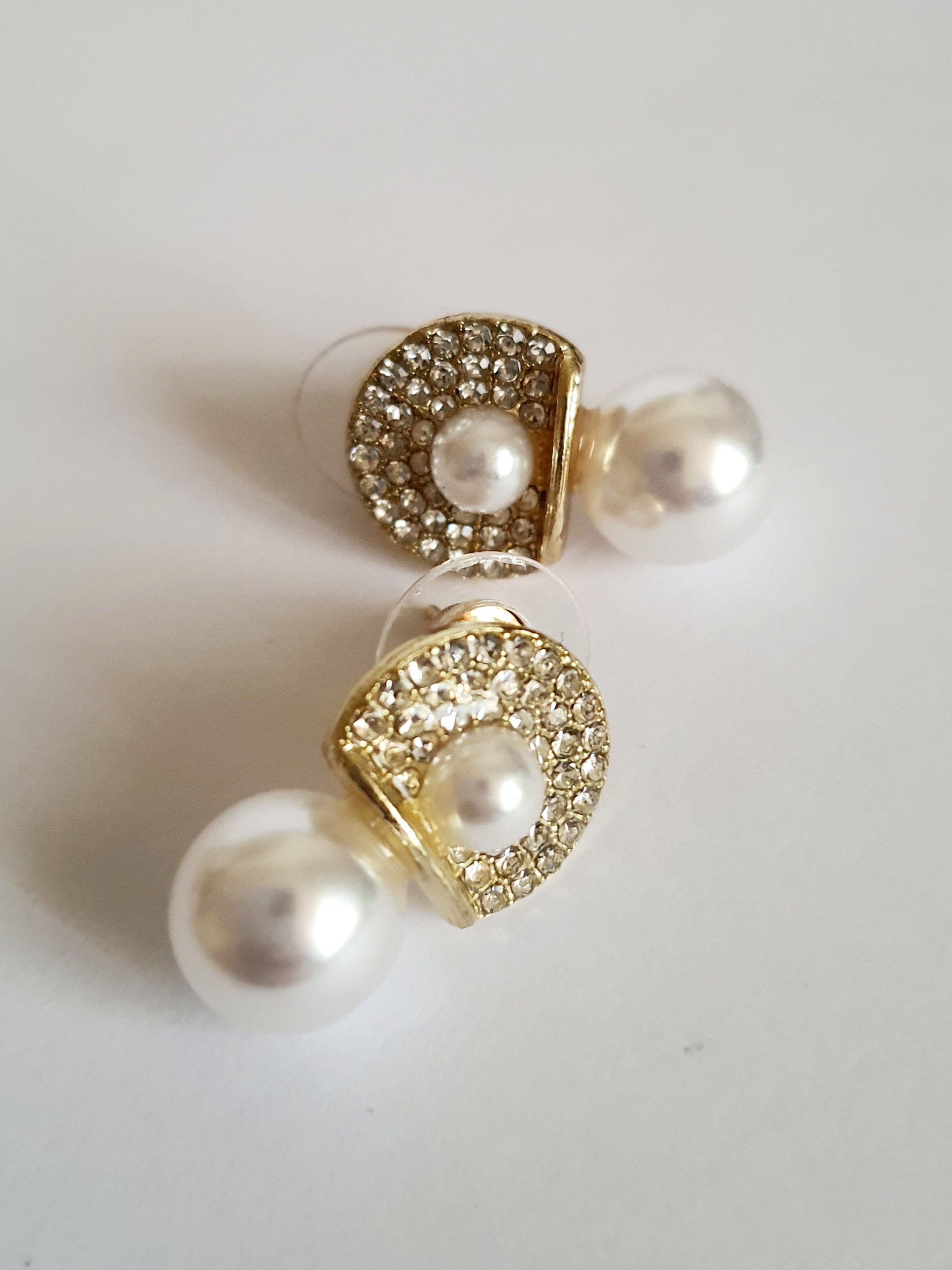 Kolczyki złote ze stali nierdzewnej o długości 2 cm, z podwójną białą perłą i oprawą wysadzaną cyrkoniami, elegancja i blask, Rouge Bizu.