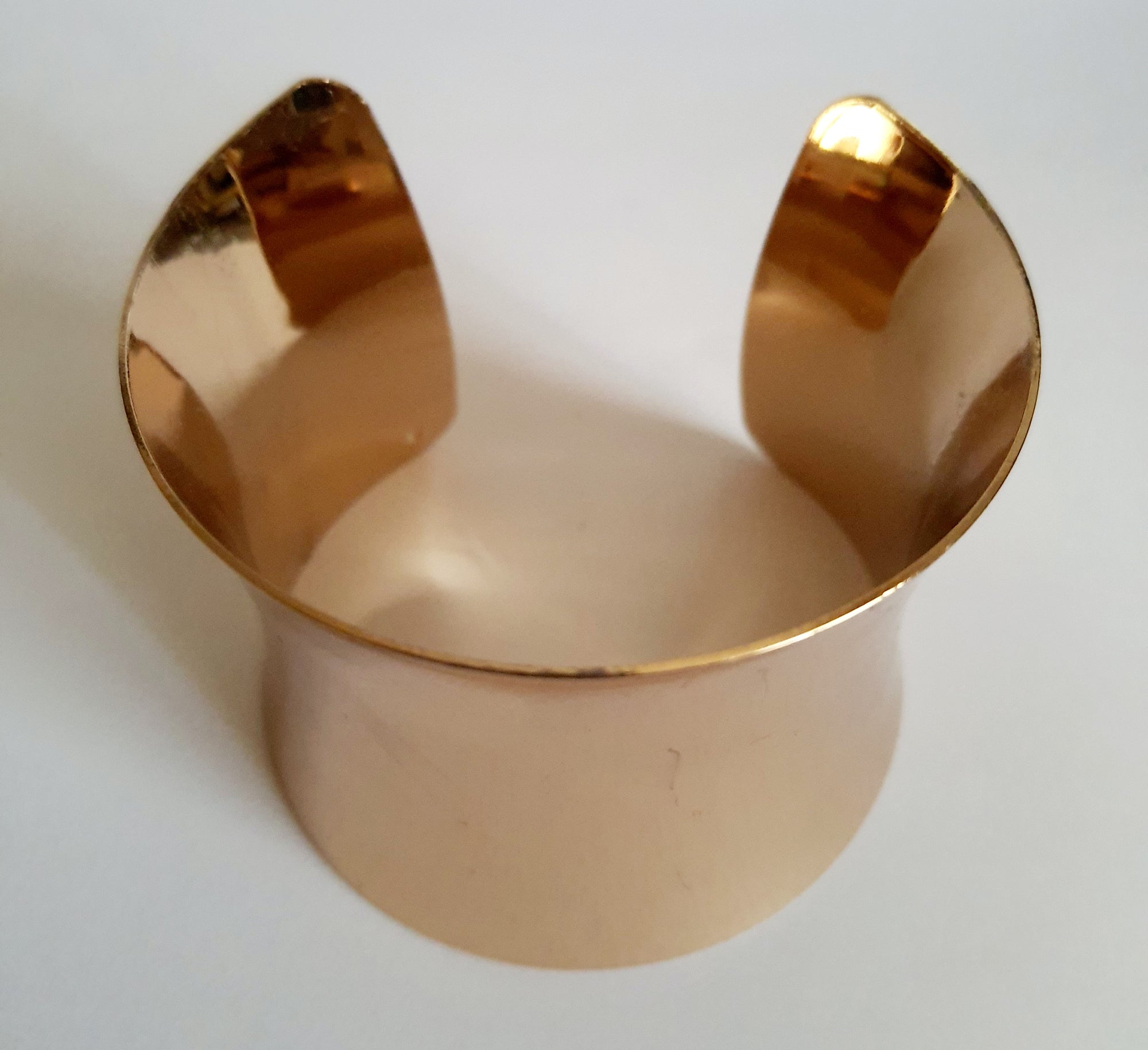 Złota szeroka bransoletka sztywna ze stali nierdzewnej, średnica 6,5 cm z możliwością lekkiej regulacji, minimalistyczny design, elegancka i ponadczasowa biżuteria, Rouge Bizu.