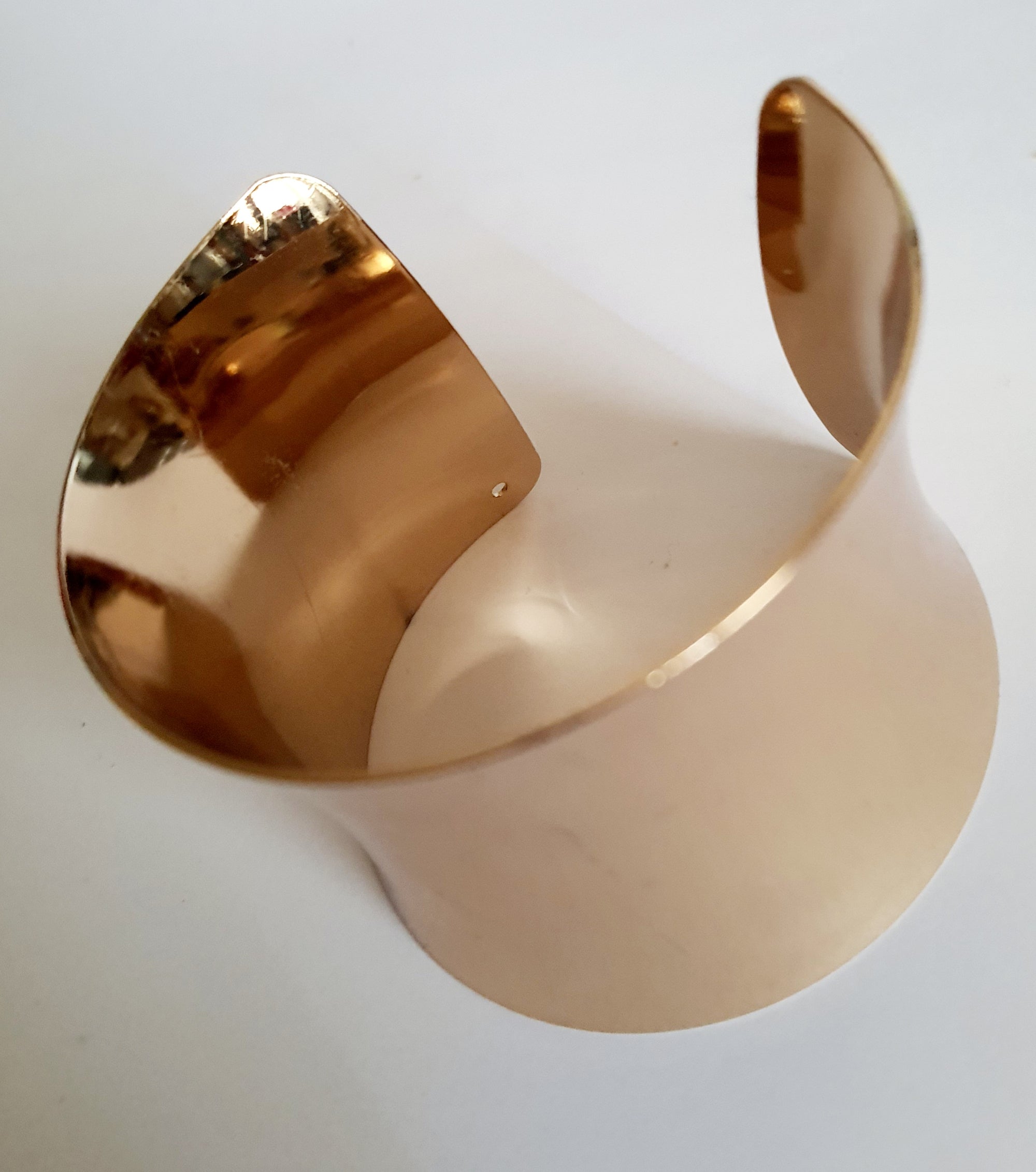 Złota szeroka bransoletka sztywna ze stali nierdzewnej, średnica 6,5 cm z możliwością lekkiej regulacji, minimalistyczny design, elegancka i ponadczasowa biżuteria, Rouge Bizu.
