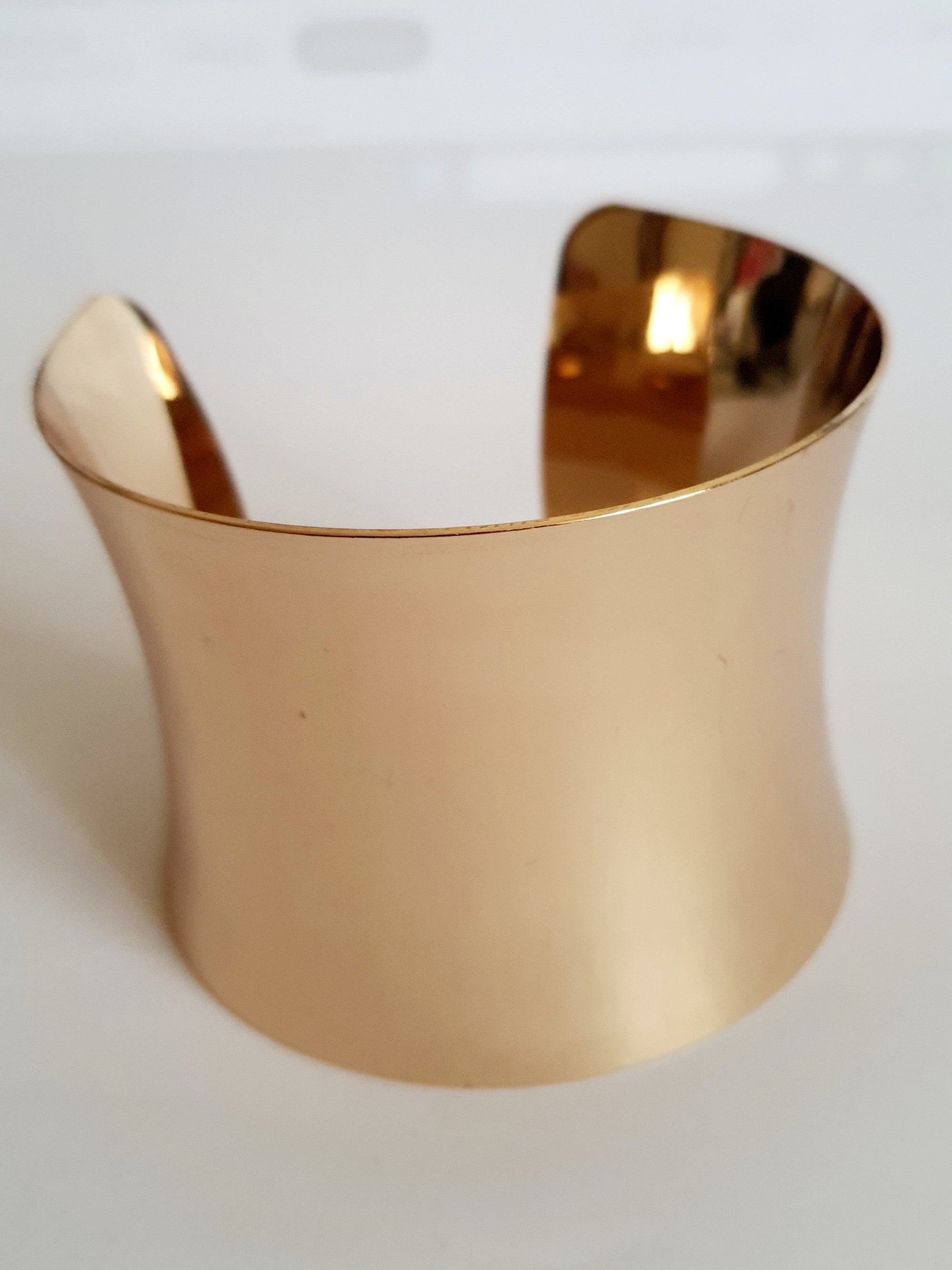 Złota szeroka bransoletka sztywna ze stali nierdzewnej, średnica 6,5 cm z możliwością lekkiej regulacji, minimalistyczny design, elegancka i ponadczasowa biżuteria, Rouge Bizu.