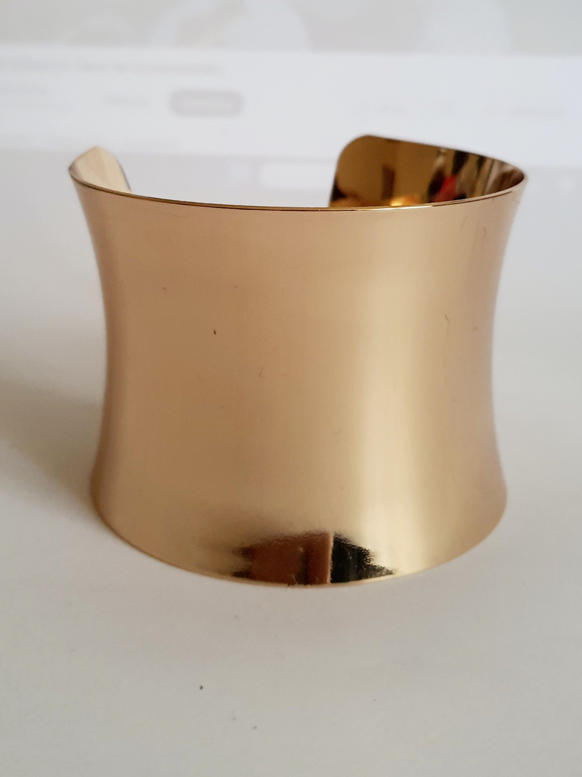 Złota szeroka bransoletka sztywna ze stali nierdzewnej, średnica 6,5 cm z możliwością lekkiej regulacji, minimalistyczny design, elegancka i ponadczasowa biżuteria, Rouge Bizu.