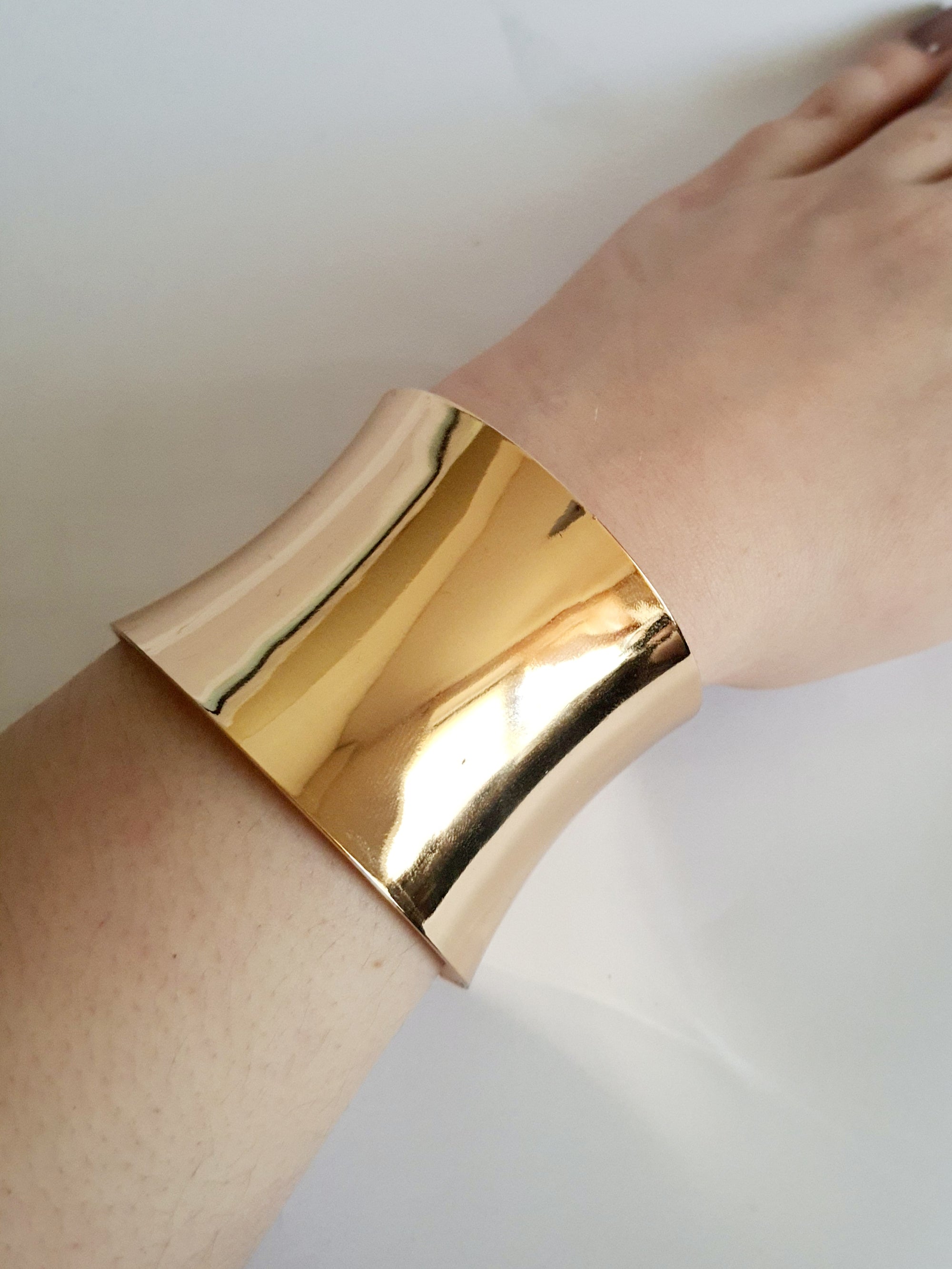 Złota szeroka bransoletka sztywna ze stali nierdzewnej, średnica 6,5 cm z możliwością lekkiej regulacji, minimalistyczny design, elegancka i ponadczasowa biżuteria, Rouge Bizu.