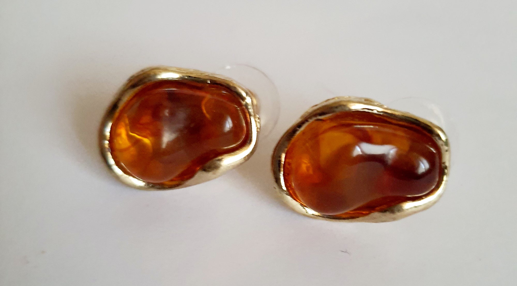 Kolczyki złote z bursztynowym akcentem, nieregularna organiczna forma, stal nierdzewna, stal chirurgiczna, elegancja i artystyczny styl, Rouge Bizu.