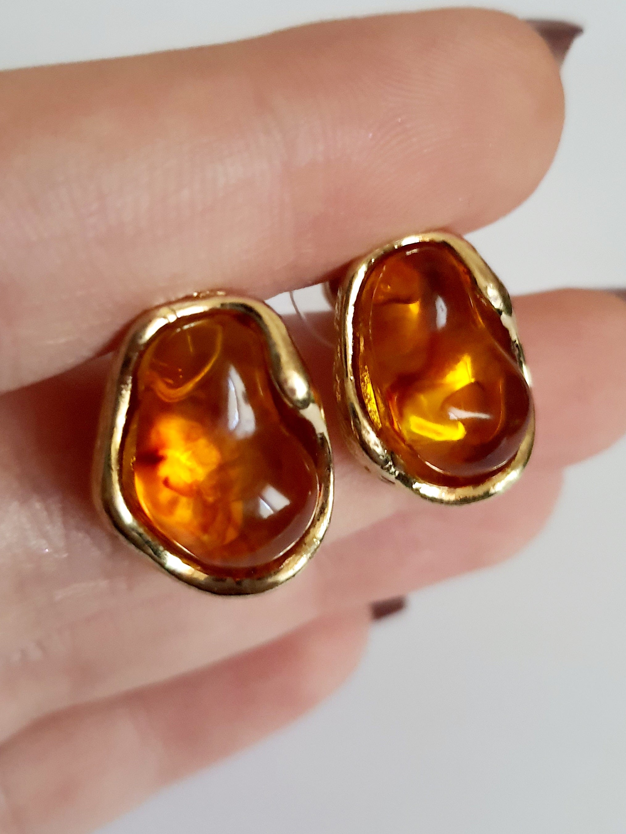 Kolczyki złote z bursztynowym akcentem, nieregularna organiczna forma, stal nierdzewna, stal chirurgiczna, elegancja i artystyczny styl, Rouge Bizu.