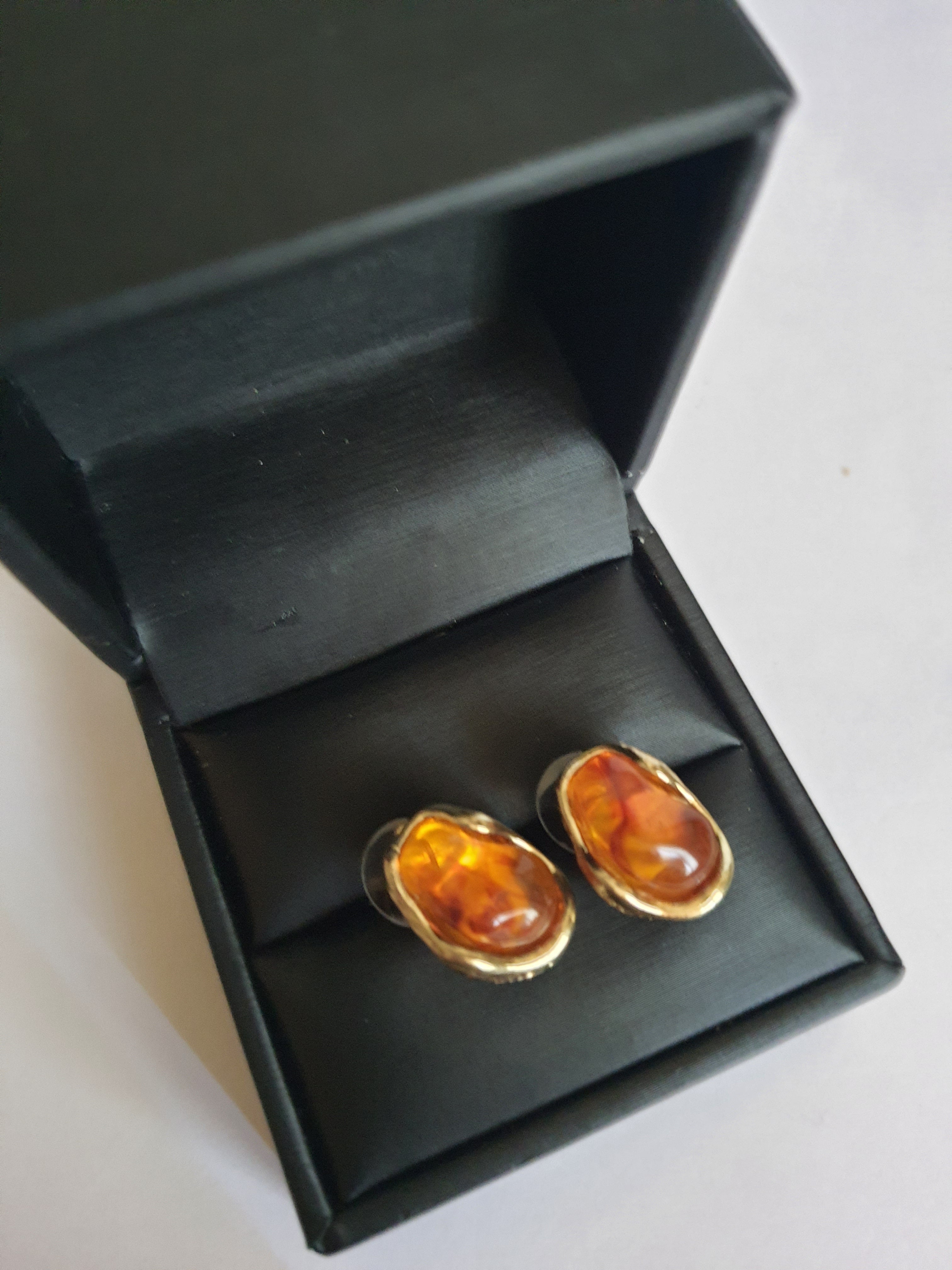 Kolczyki złote z bursztynowym akcentem, nieregularna organiczna forma, stal nierdzewna, stal chirurgiczna, elegancja i artystyczny styl, Rouge Bizu.