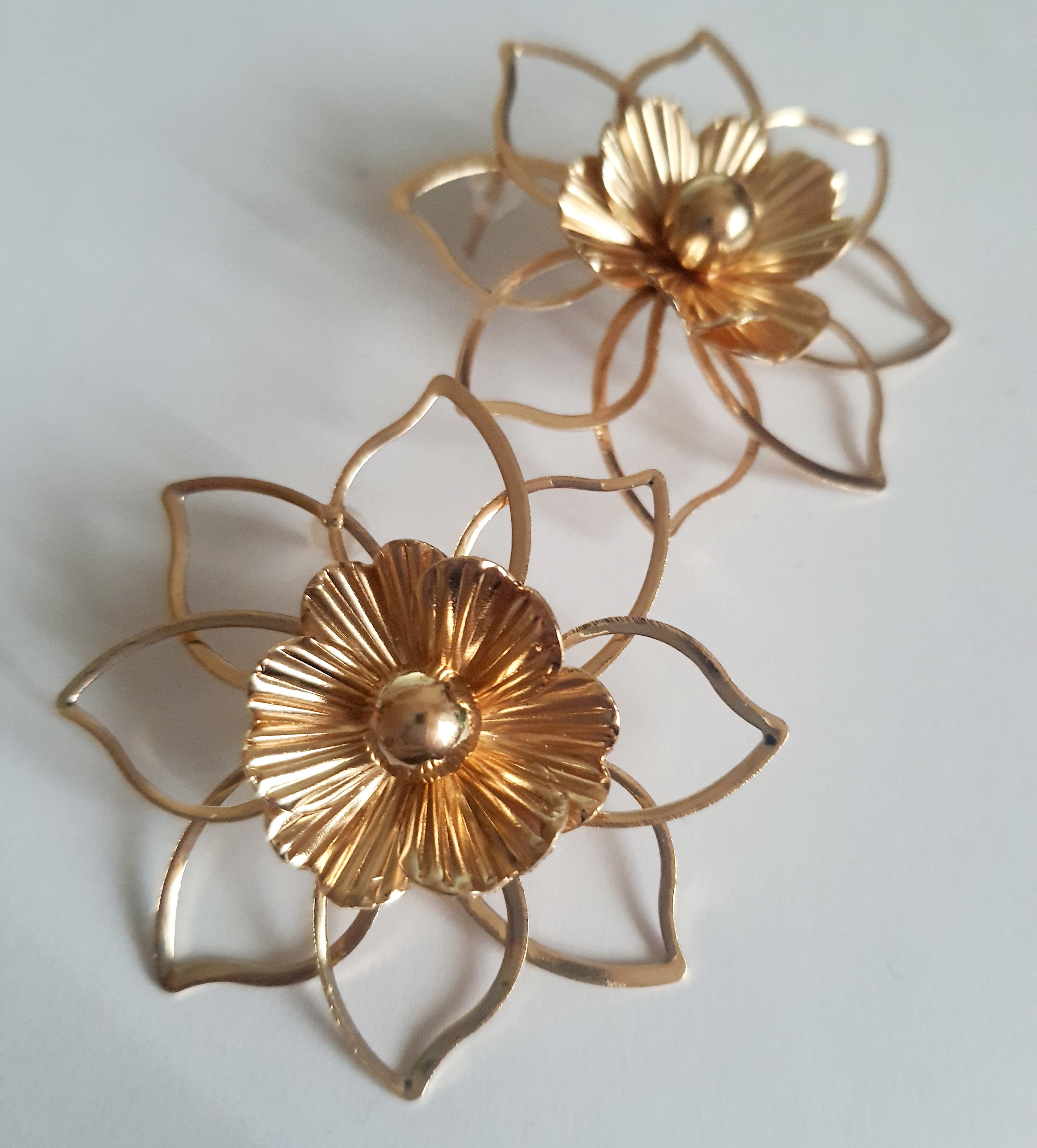 Kolczyki złote w kształcie kwiatów, ażurowa forma, średnica 5 cm, stal nierdzewna, stal chirurgiczna, romantyczny i artystyczny styl, Rouge Bizu.