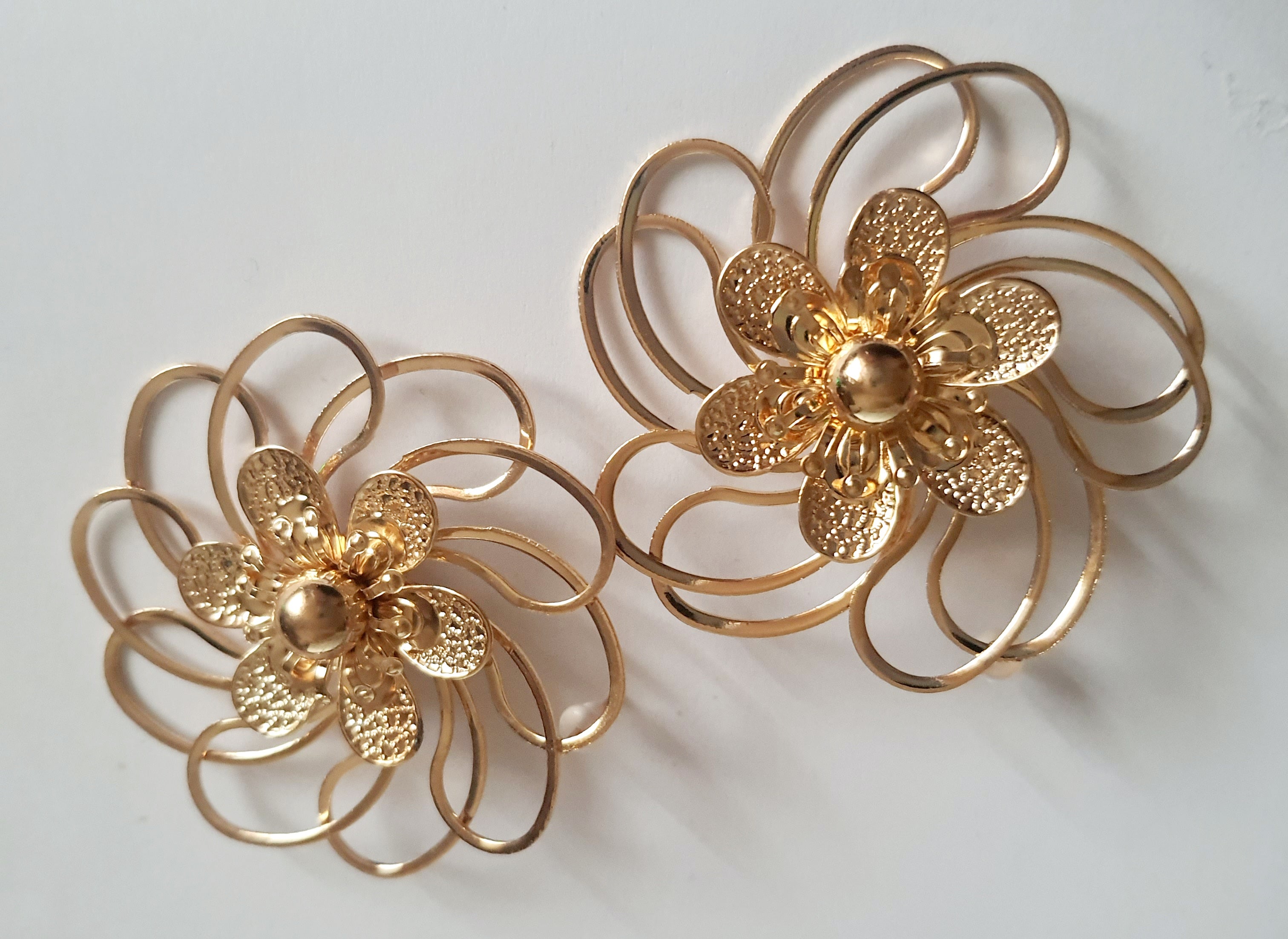 Kolczyki złote w kształcie przestrzennych kwiatów 3D, ażurowa forma, średnica 5 cm, stal nierdzewna, stal chirurgiczna, elegancki i artystyczny styl, Rouge Bizu.