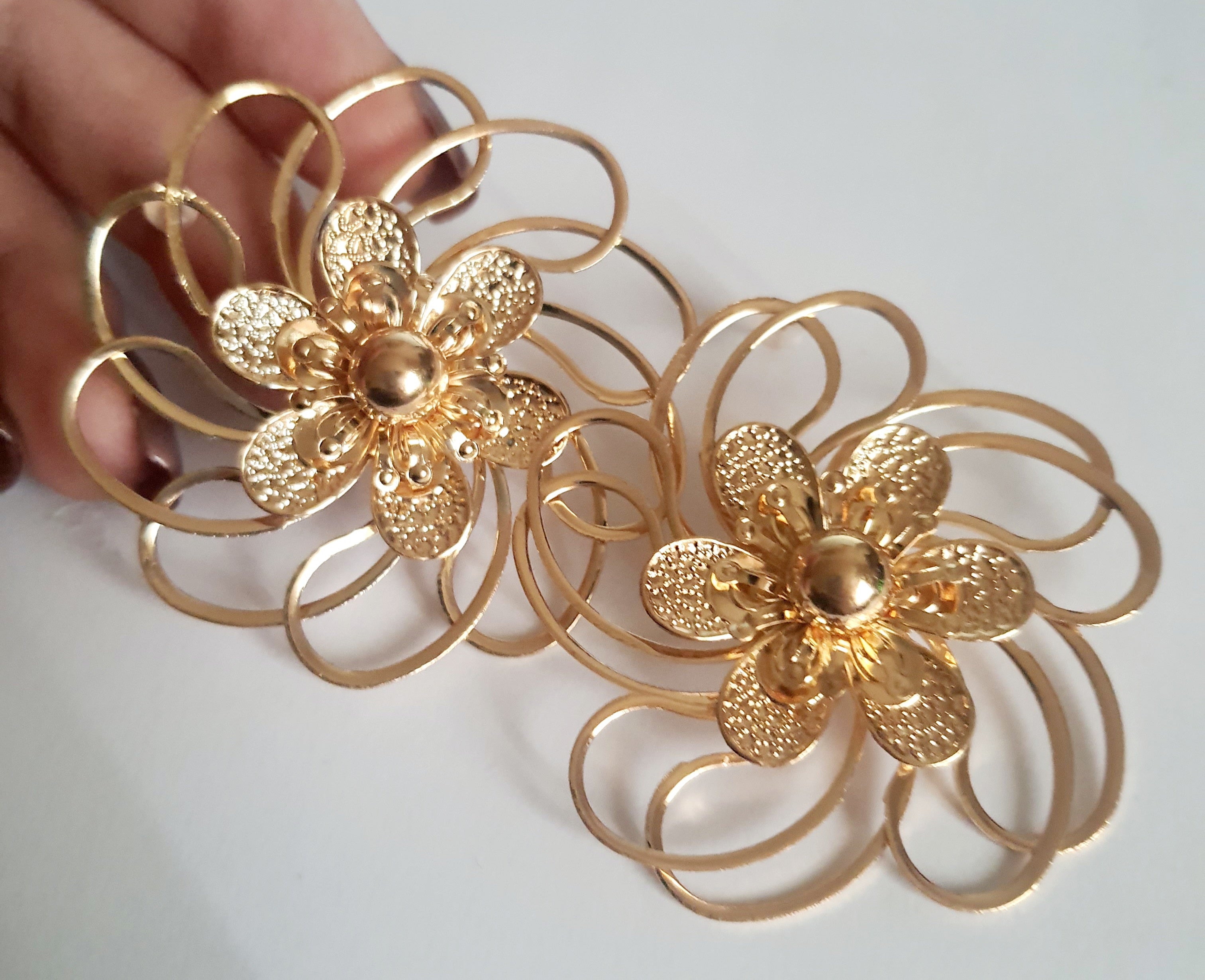 Kolczyki złote w kształcie przestrzennych kwiatów 3D, ażurowa forma, średnica 5 cm, stal nierdzewna, stal chirurgiczna, elegancki i artystyczny styl, Rouge Bizu.