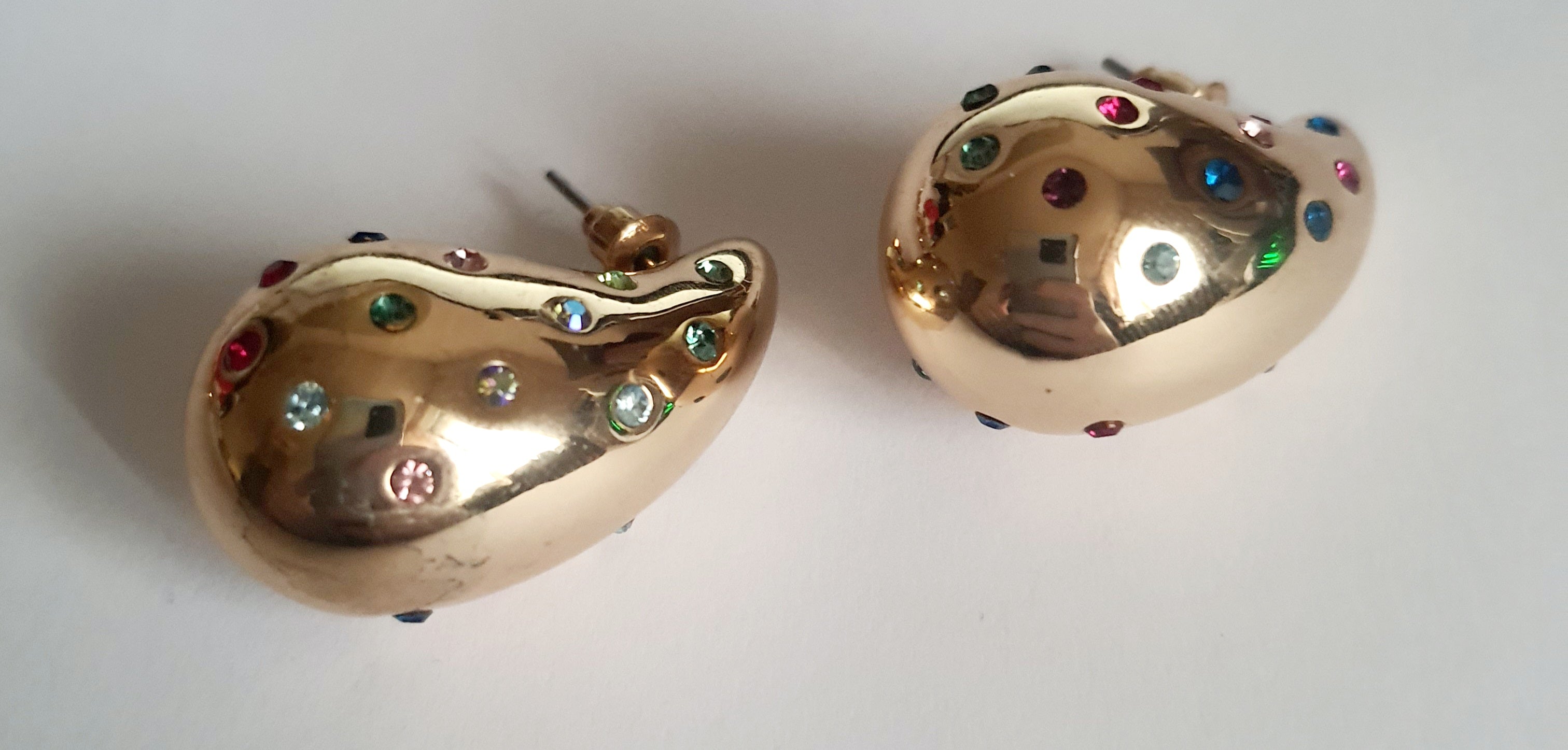 Złote kolczyki z kolorowymi kryształkami, eleganckie i radosne, stal nierdzewna, 3 cm, zapięcie sztyft. Rouge Bizu.