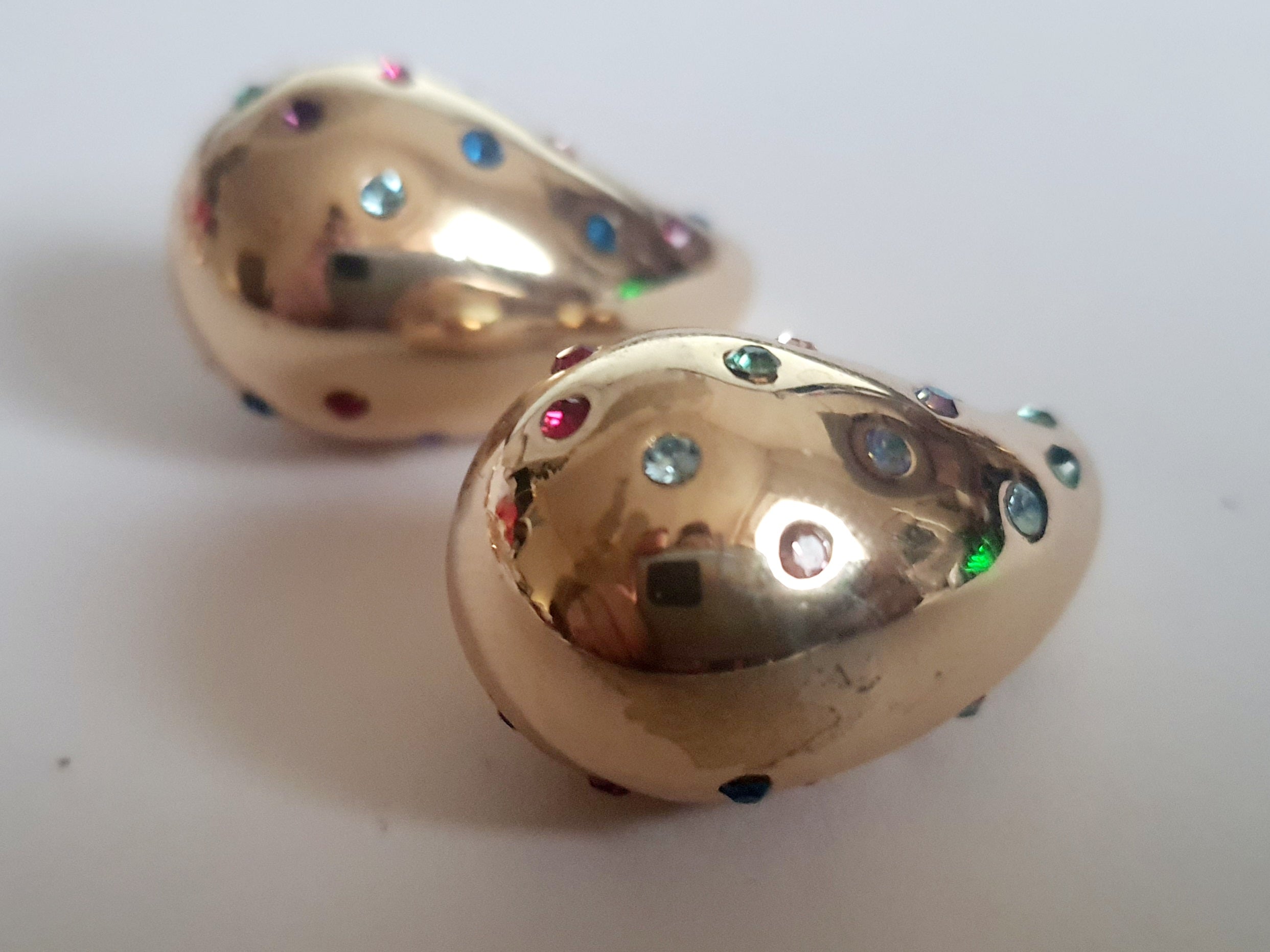 Złote kolczyki z kolorowymi kryształkami, eleganckie i radosne, stal nierdzewna, 3 cm, zapięcie sztyft. Rouge Bizu.