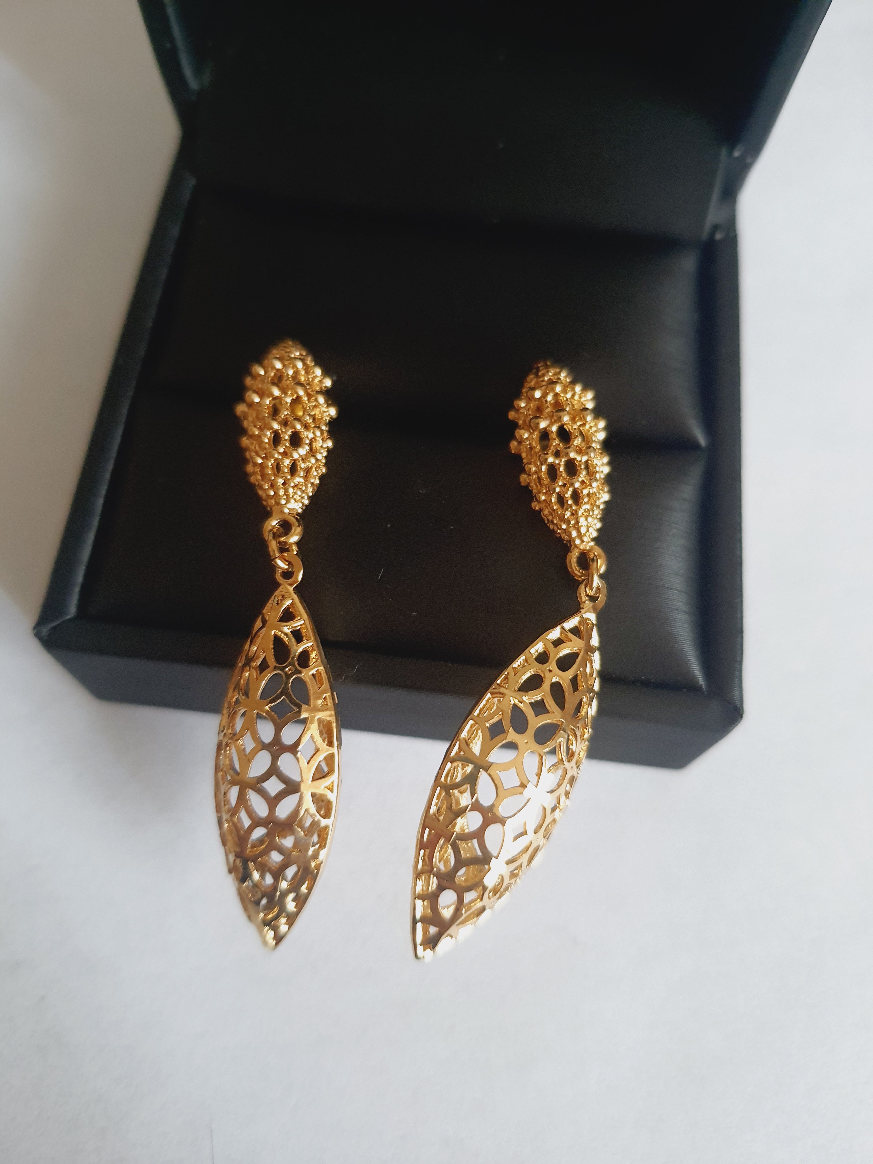 Złote kolczyki ze stali nierdzewnej w kształcie ażurowych liści. Eleganckie, lekkie i subtelne, idealne na co dzień i na wieczór. Długość 5,5 cm. Rouge Bizu.