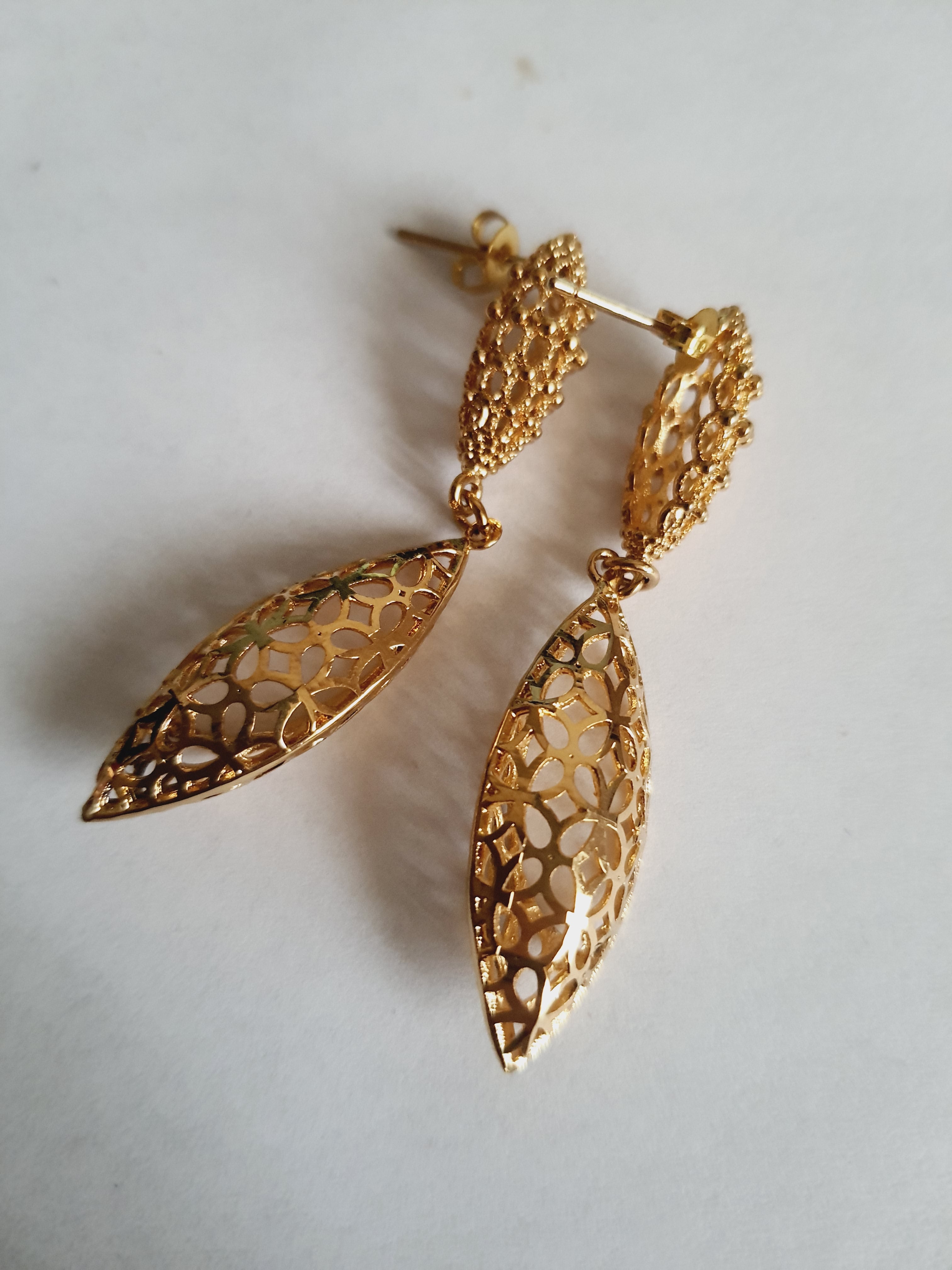 Złote kolczyki ze stali nierdzewnej w kształcie ażurowych liści. Eleganckie, lekkie i subtelne, idealne na co dzień i na wieczór. Długość 5,5 cm. Rouge Bizu.