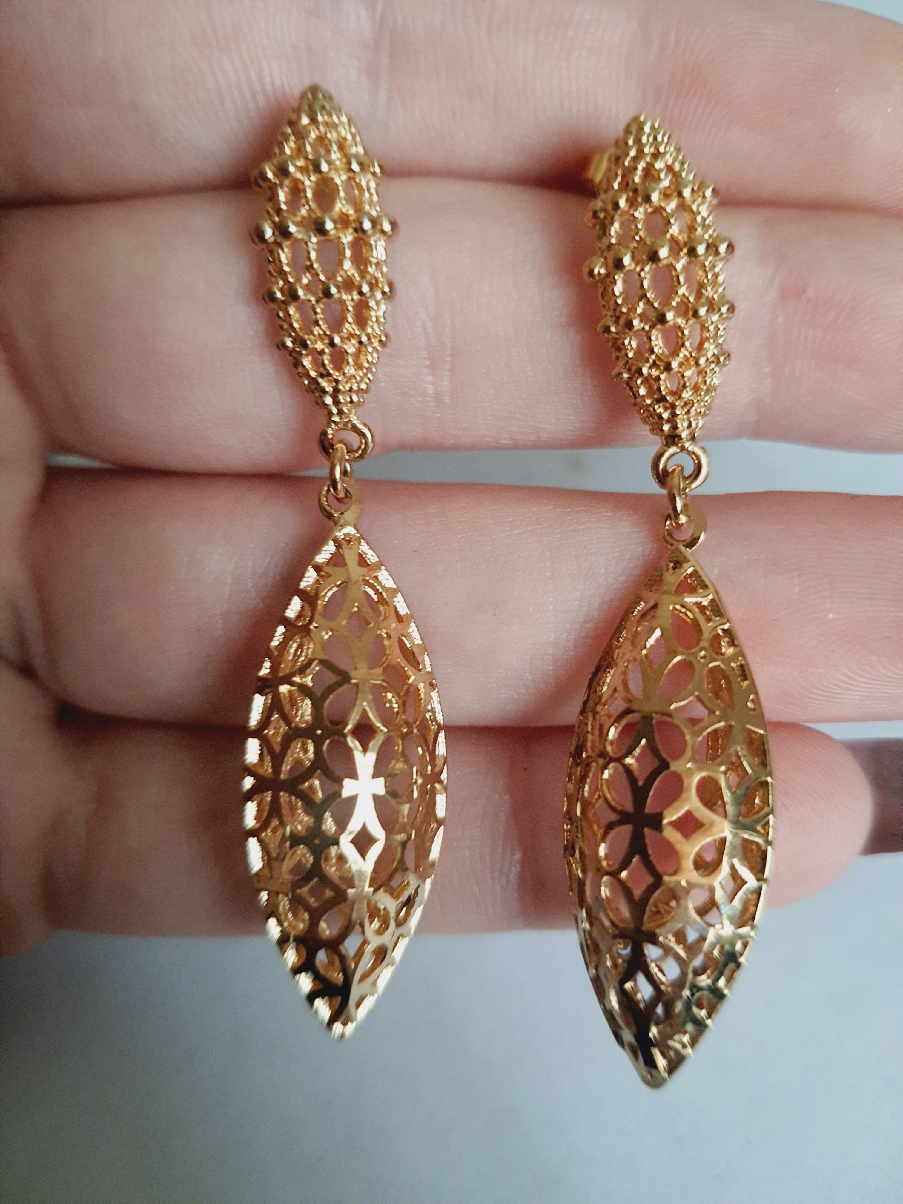 Złote kolczyki ze stali nierdzewnej w kształcie ażurowych liści. Eleganckie, lekkie i subtelne, idealne na co dzień i na wieczór. Długość 5,5 cm. Rouge Bizu.