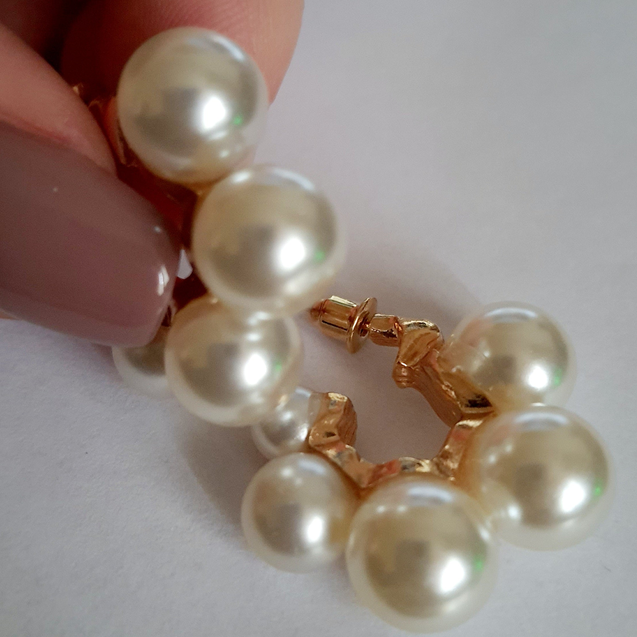 „Złote kolczyki koła o średnicy 3 cm, wykonane ze stali nierdzewnej, ozdobione lśniącymi perłami kulistymi, eleganckie i klasyczne – Rouge Bizu.”