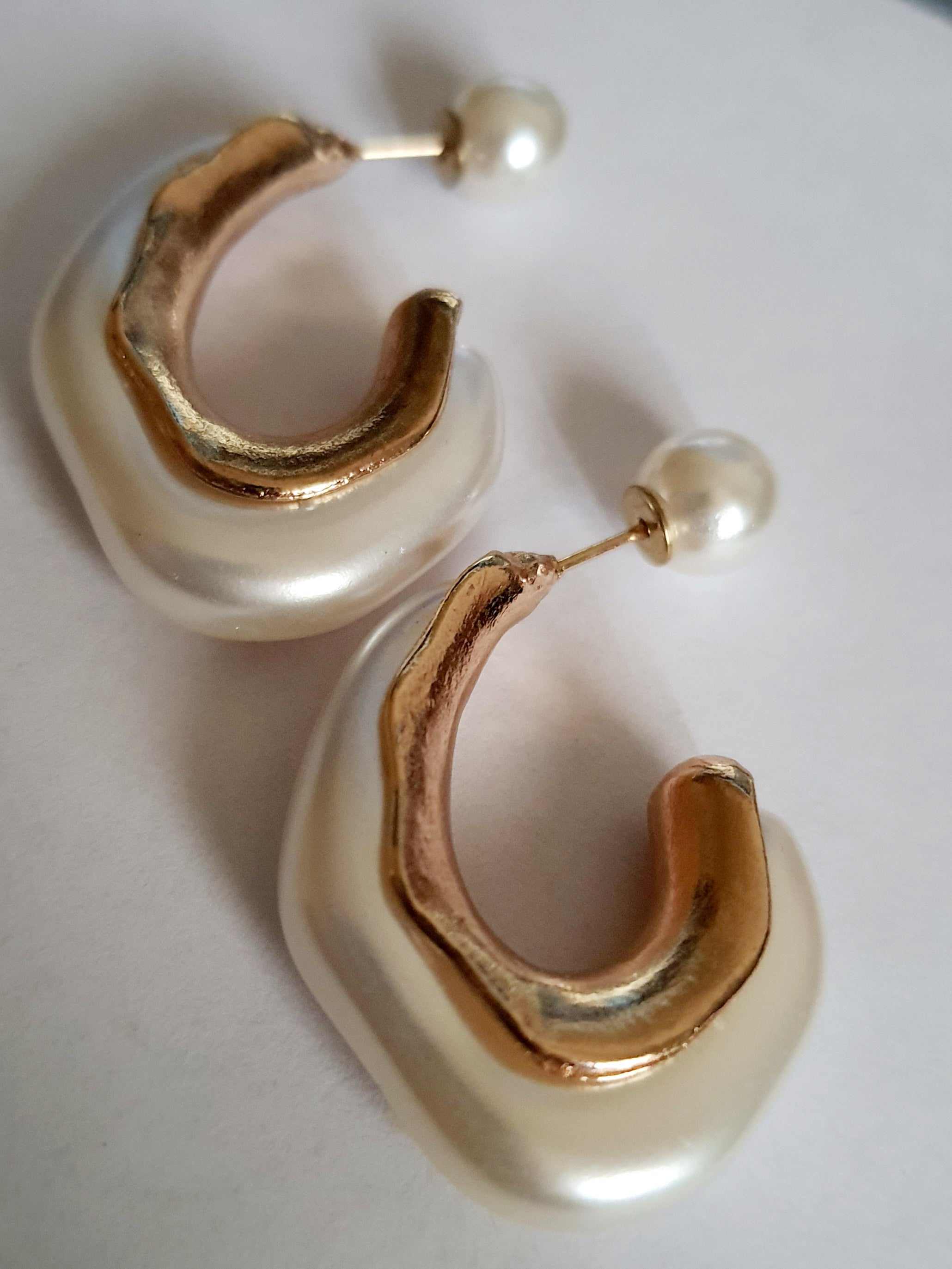 „Złote kolczyki ze stali nierdzewnej o długości 4 cm, z perłowym wykończeniem i nowoczesną organiczną formą, eleganckie i artystyczne – Rouge Bizu.”