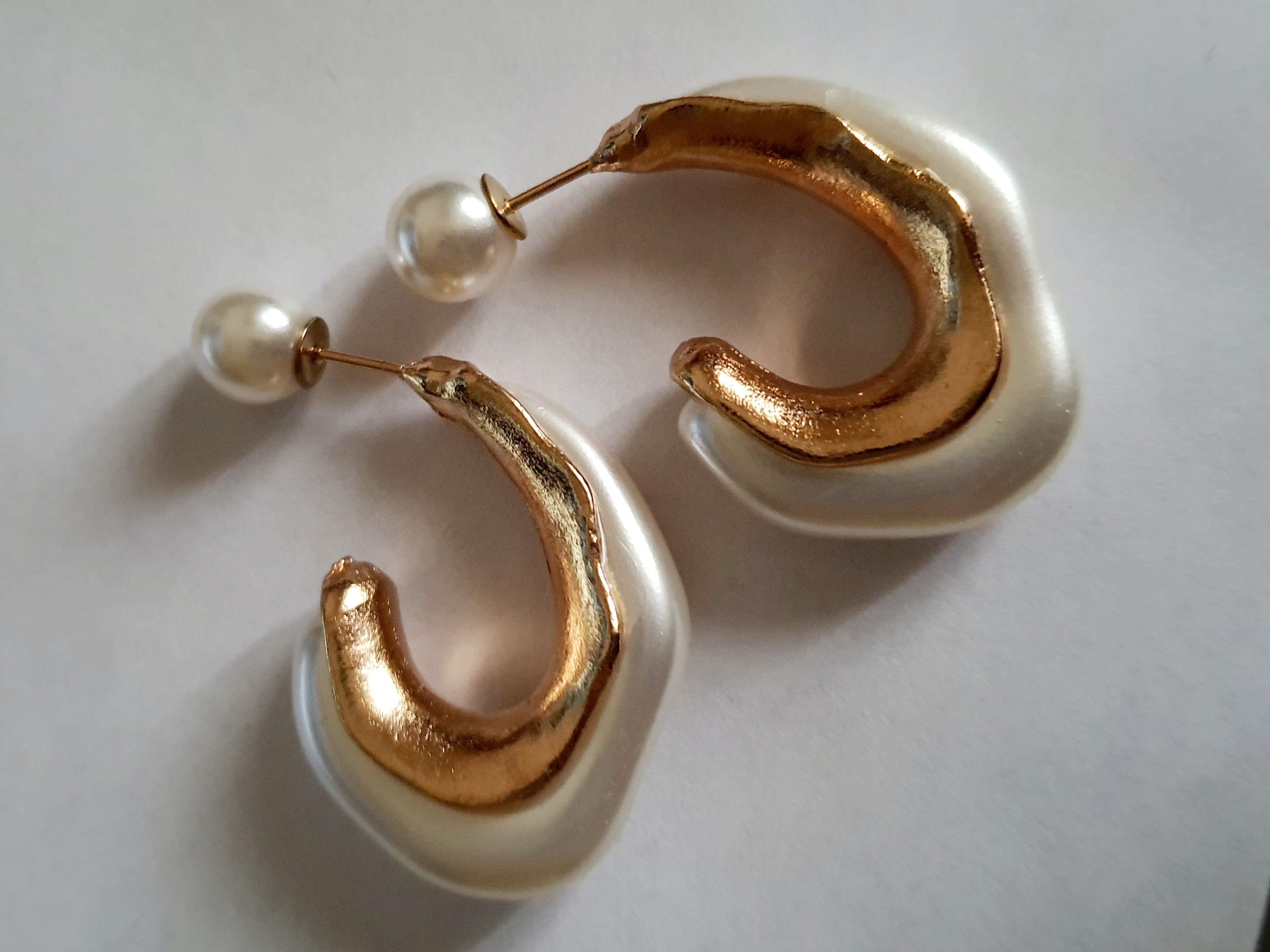 „Złote kolczyki ze stali nierdzewnej o długości 4 cm, z perłowym wykończeniem i nowoczesną organiczną formą, eleganckie i artystyczne – Rouge Bizu.”