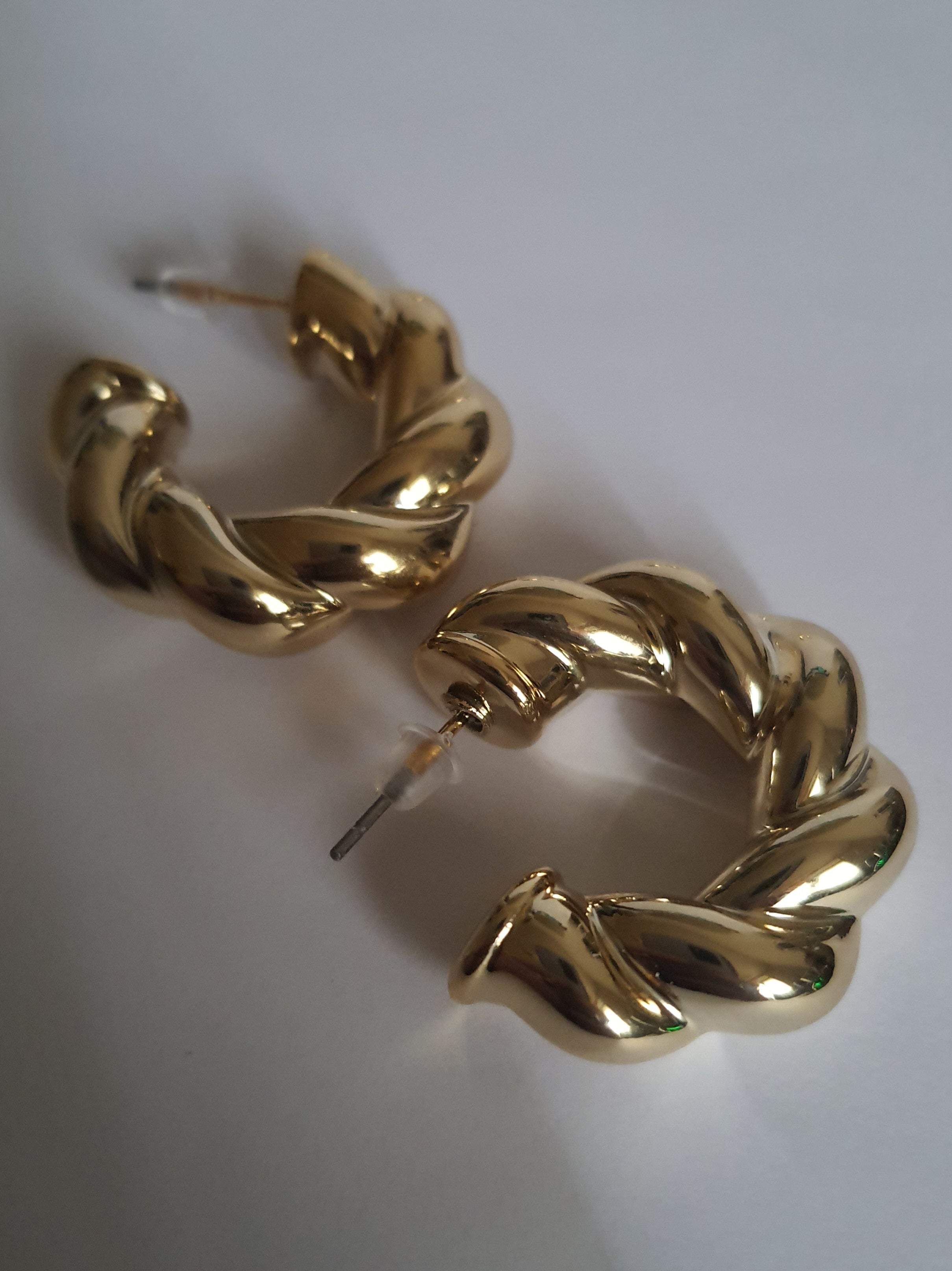 „Złote kolczyki koła o średnicy 3 cm, wykonane ze stali nierdzewnej, z plecioną fakturą i lśniącym wykończeniem – Rouge Bizu.”