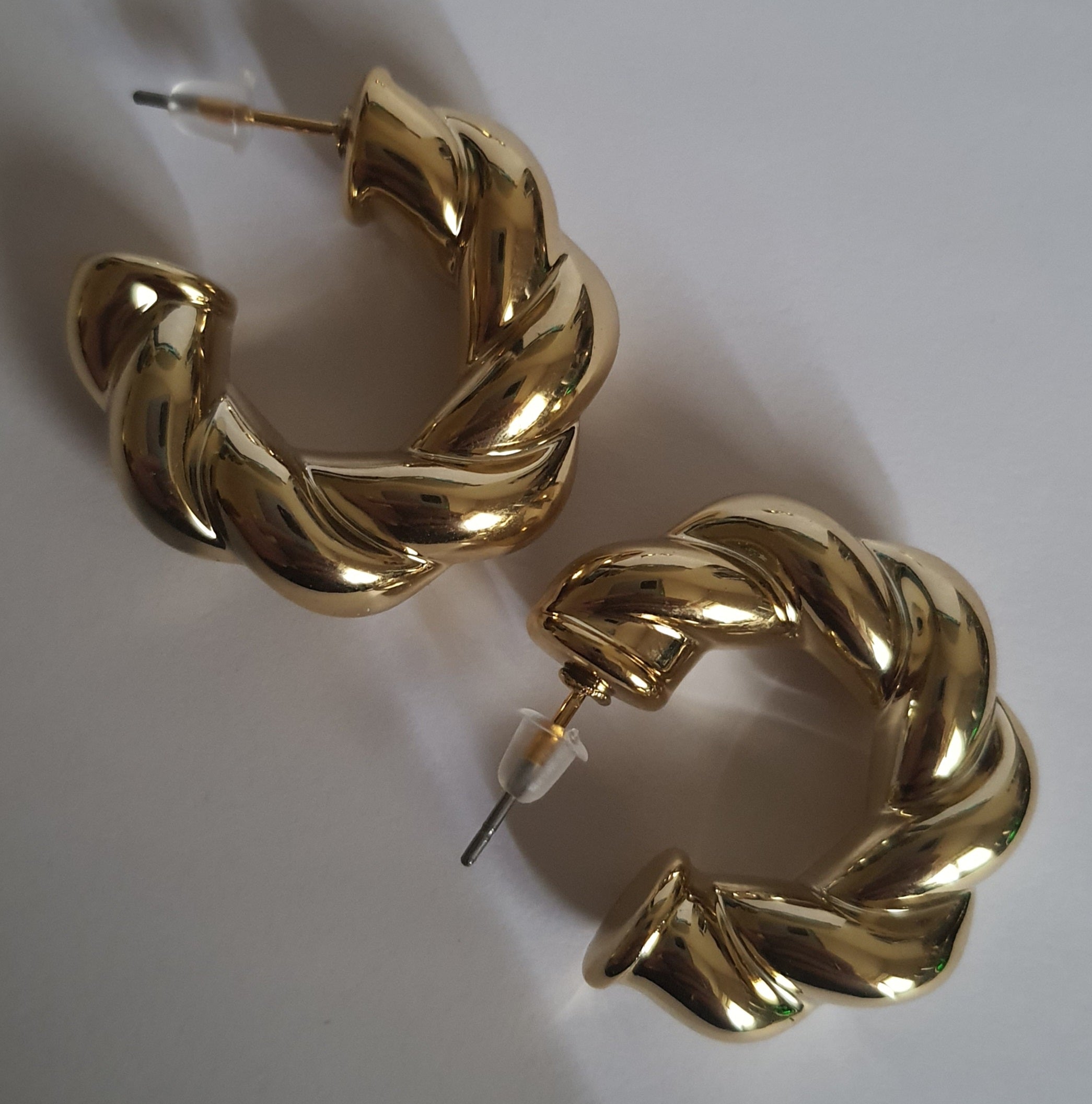 „Złote kolczyki koła o średnicy 3 cm, wykonane ze stali nierdzewnej, z plecioną fakturą i lśniącym wykończeniem – Rouge Bizu.”