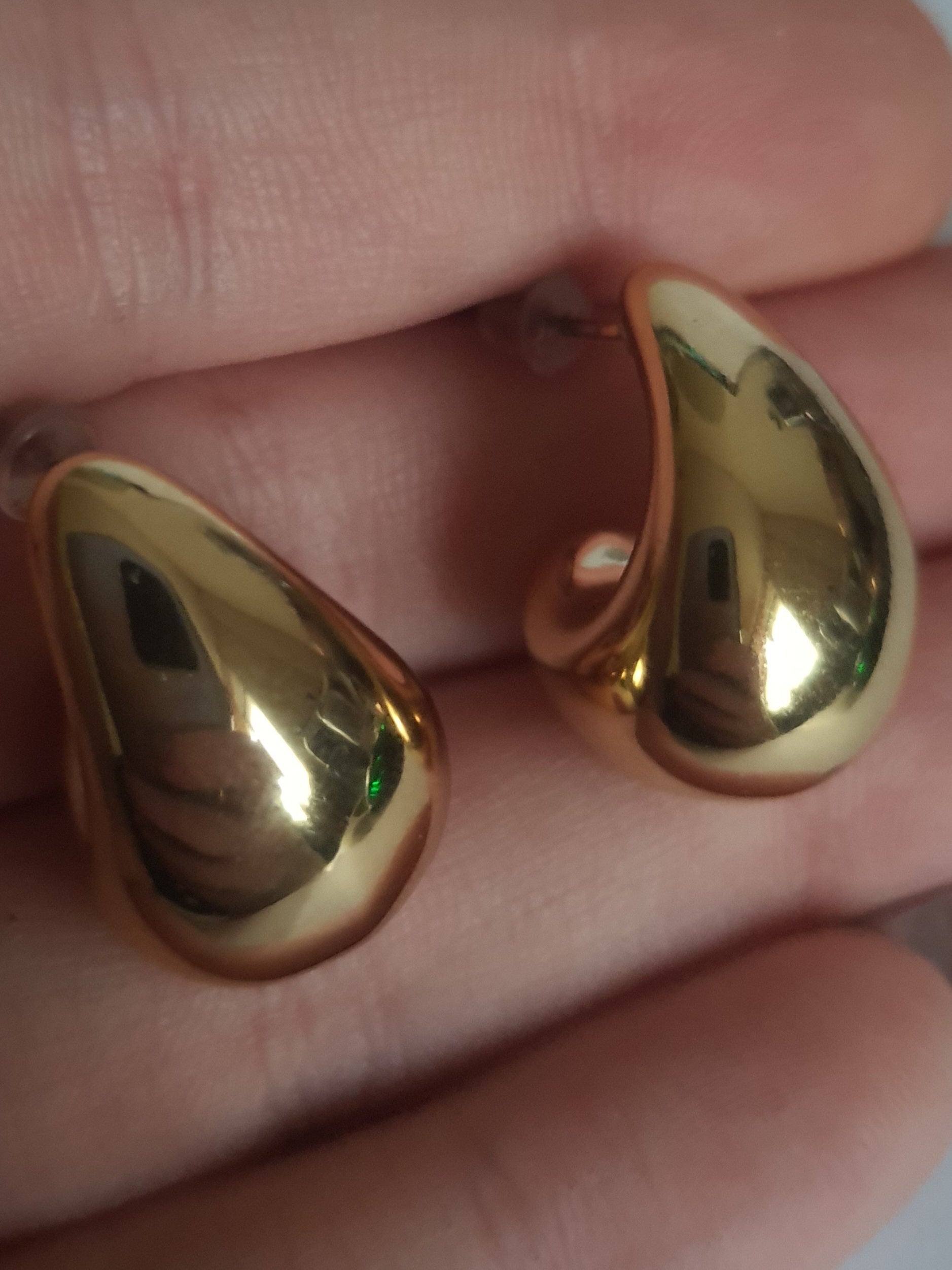 „Złote kolczyki krople o długości 2 cm, wykonane ze stali nierdzewnej, o lśniącej powierzchni w nowoczesnym, organicznym stylu – Rouge Bizu.”