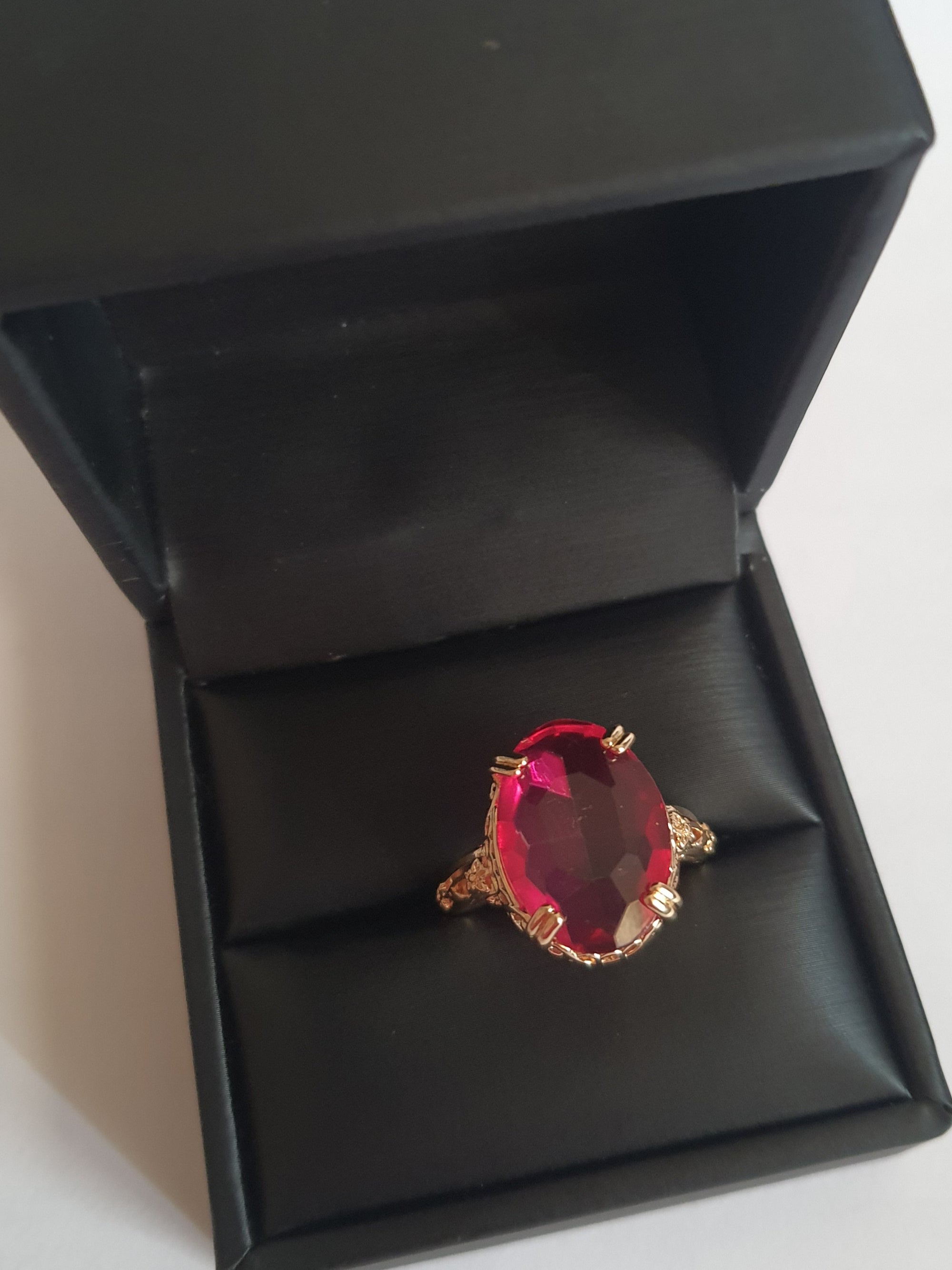 Pierścionek vintage glamour ze stali nierdzewnej, złocony, z dużym syntetycznym rubinowym kamieniem w szlifie fasetowanym, rozmiar 20 mm, RougeBizu.